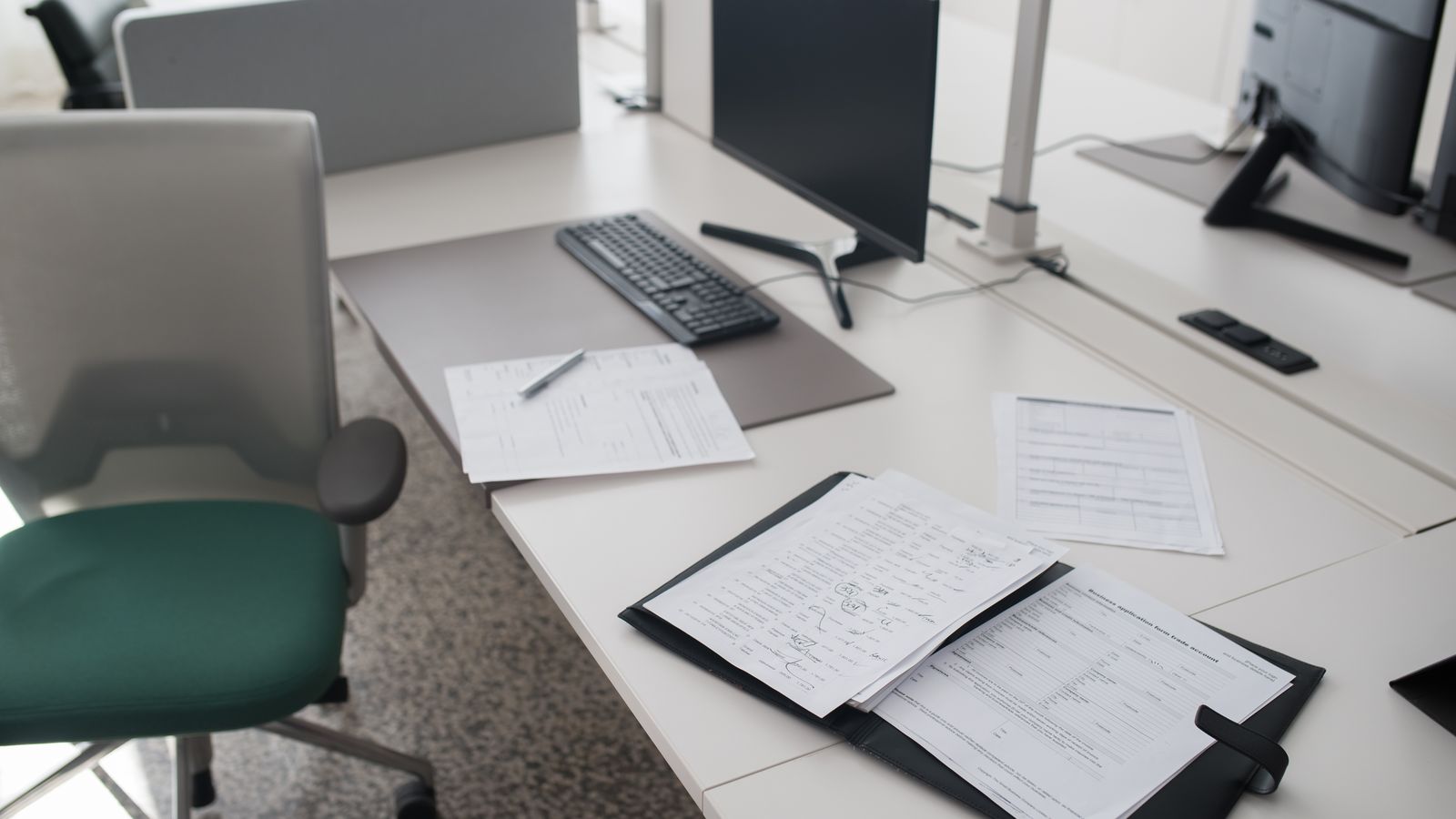 Classeur ouvert et documents rangés sur un bureau d’habitation