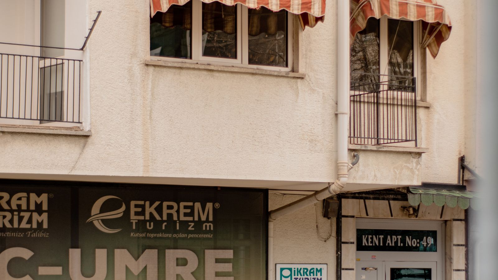 Immeuble urbain avec logements aux étages et locaux commerciaux au rez-de-chaussée