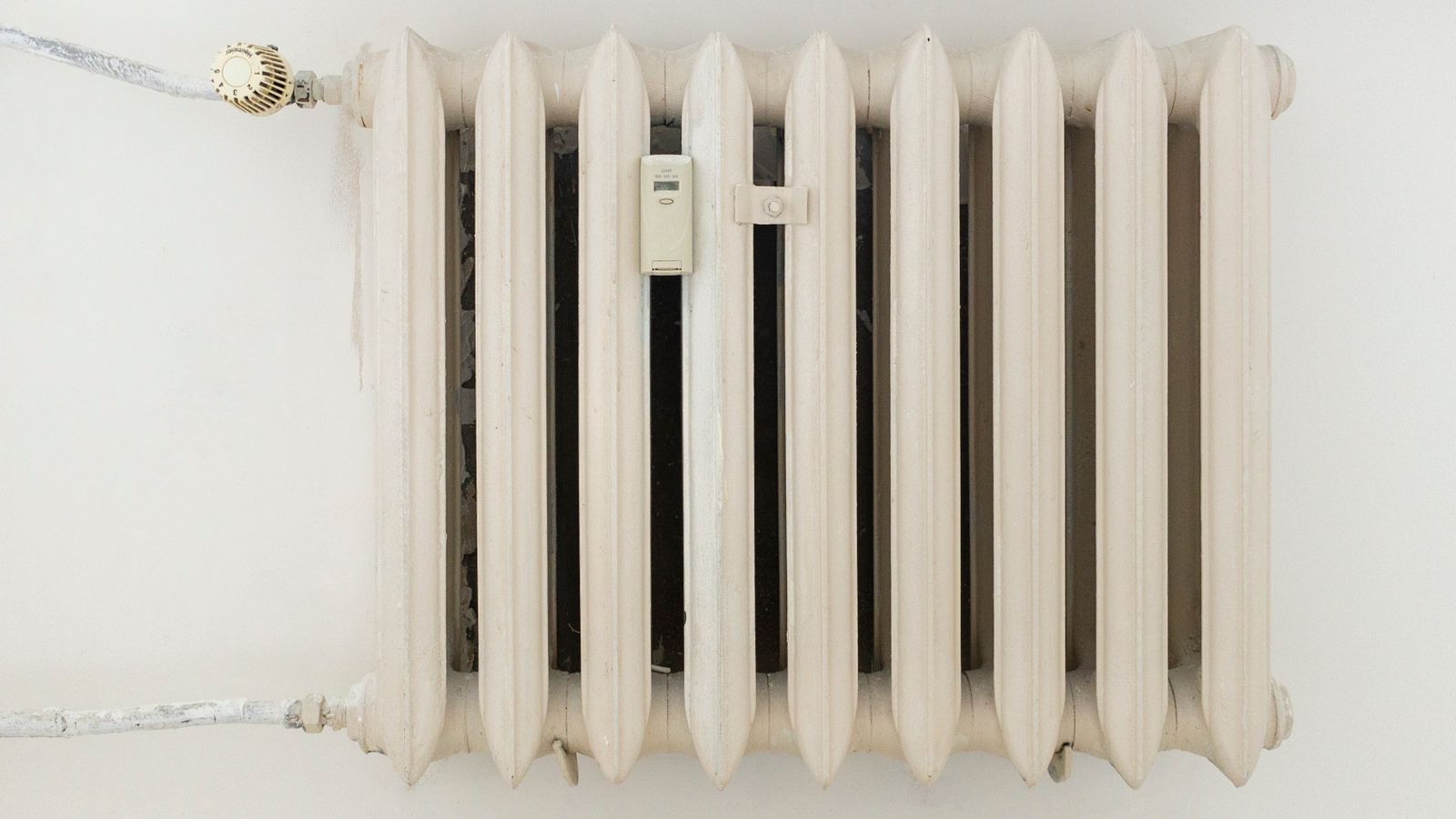 Radiateur métallique blanc dans une pièce lumineuse récemment rénovée