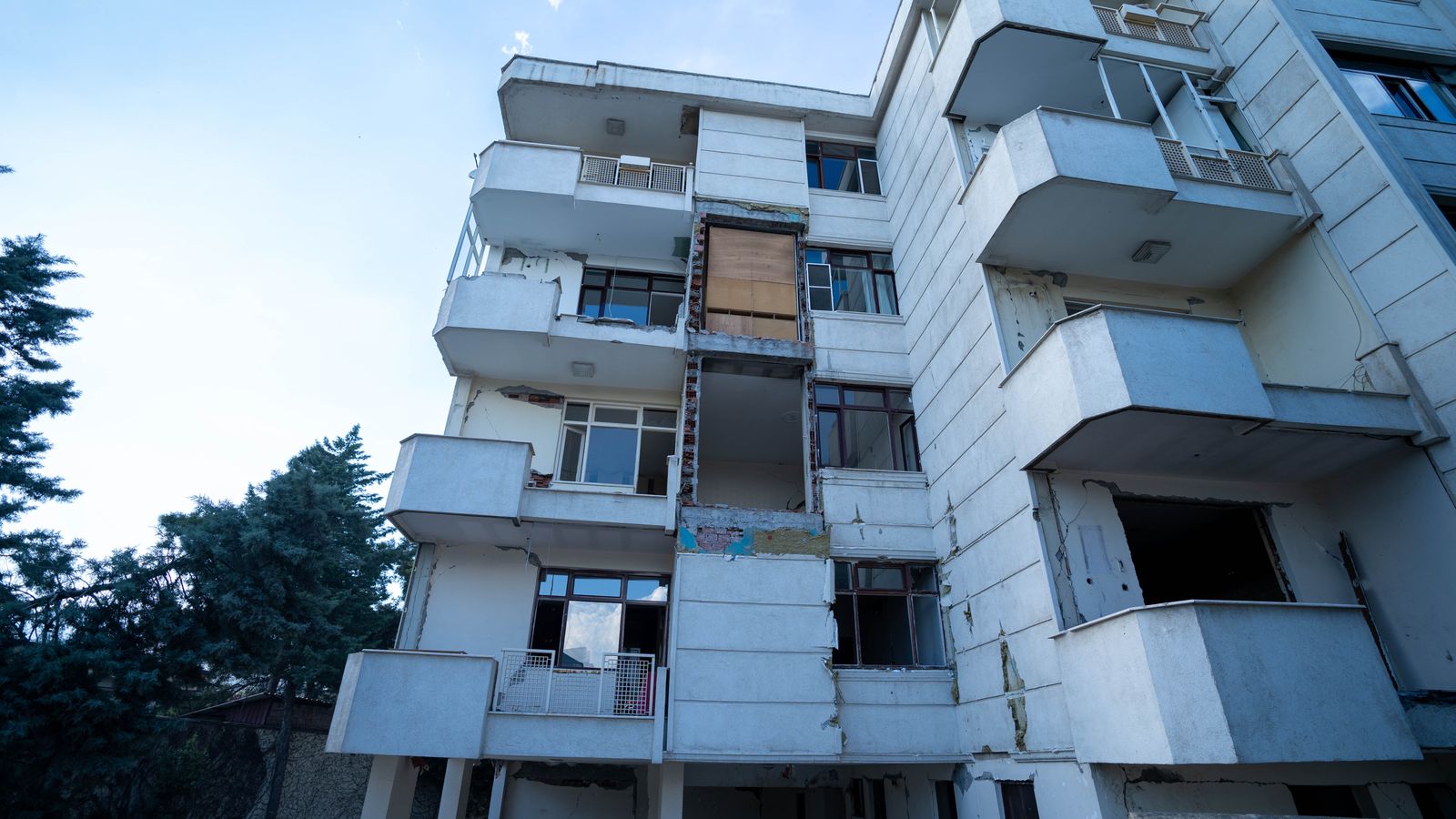 Façade d’un immeuble résidentiel dégradé nécessitant des travaux de sécurité
