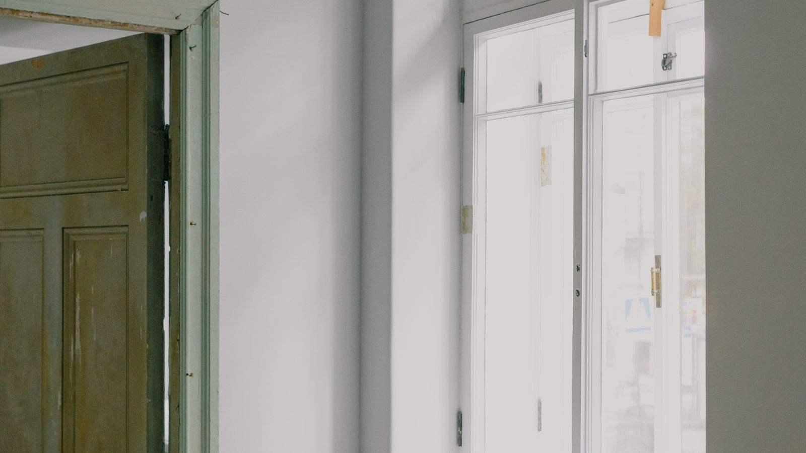 Radiateur blanc installé sous une fenêtre dans une pièce rénovée