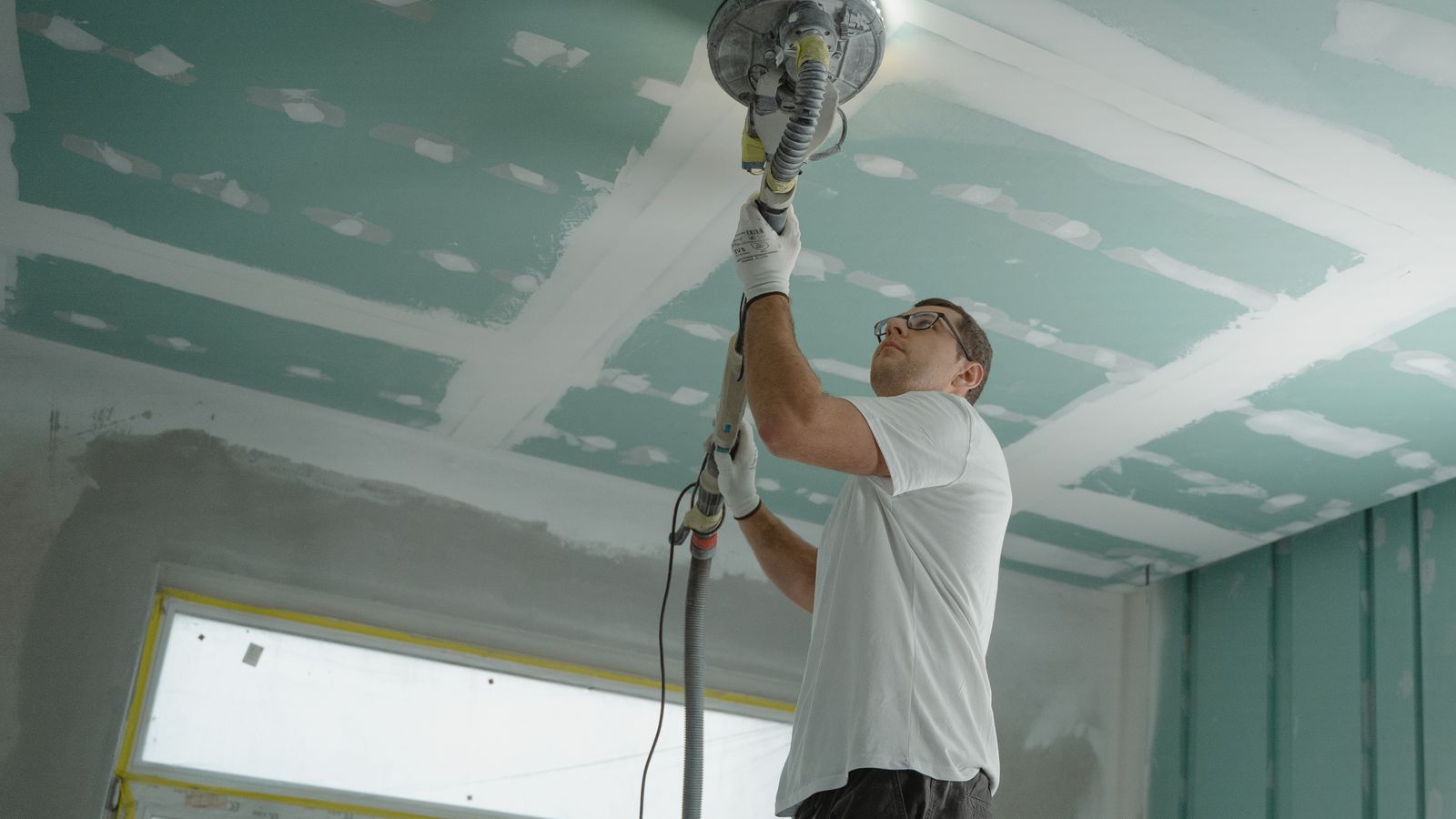 Pièce de maison en rénovation avec travaux de finition inachevés