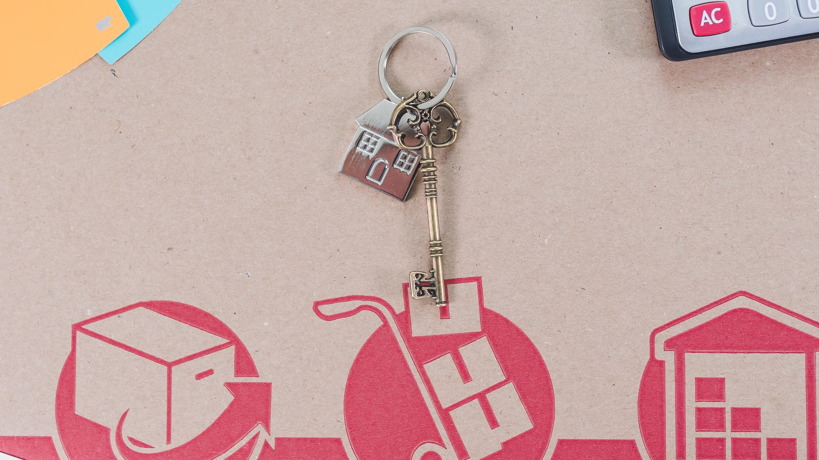 Propriétaire vérifiant un rapport de diagnostic immobilier sur ordinateur