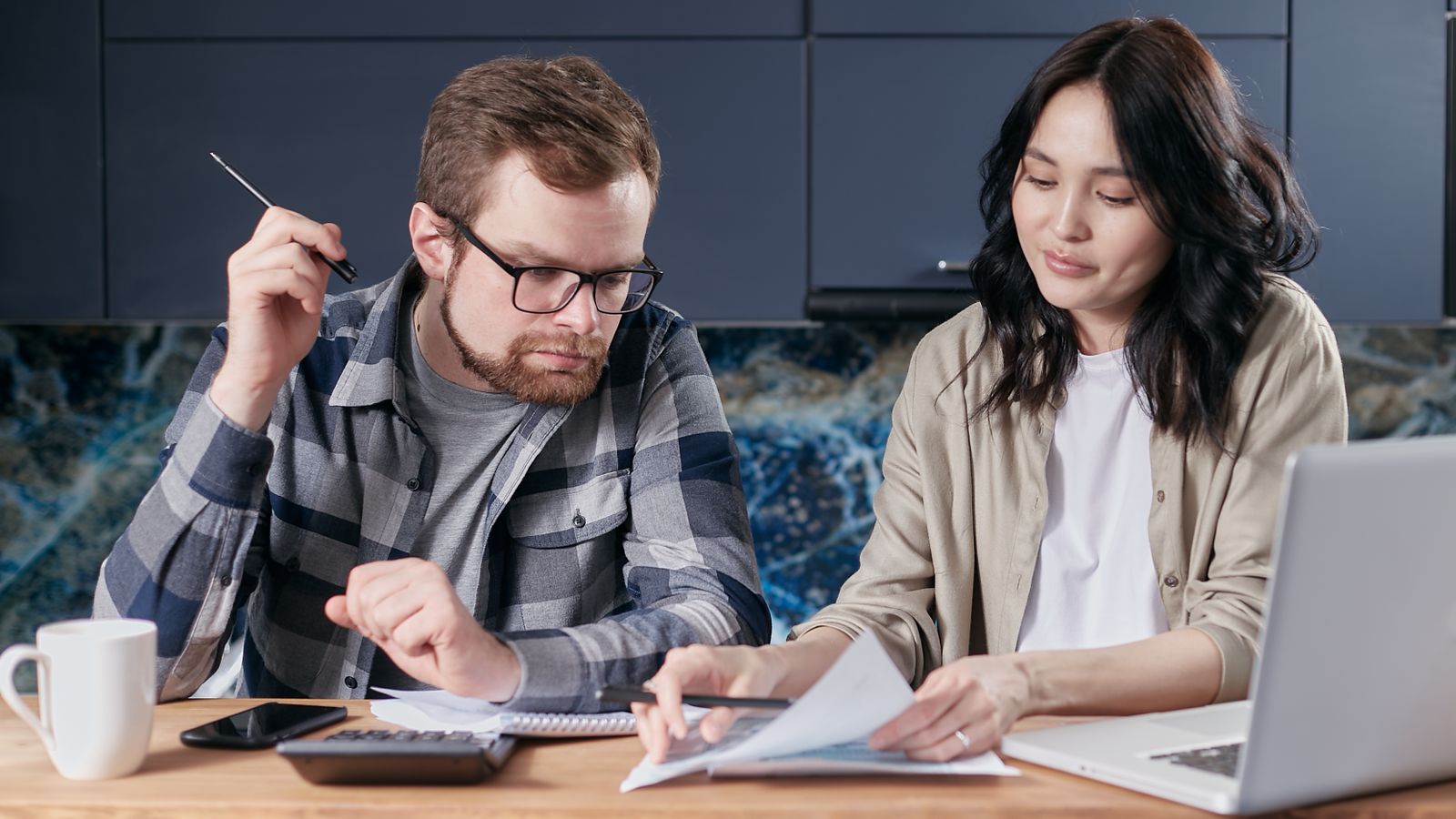 Couple préparant la revente de sa maison avec des documents