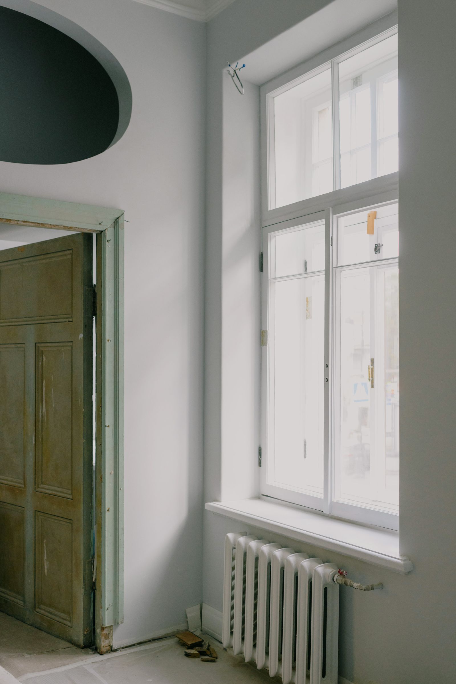 Radiateur sous une fenêtre dans un appartement rénové