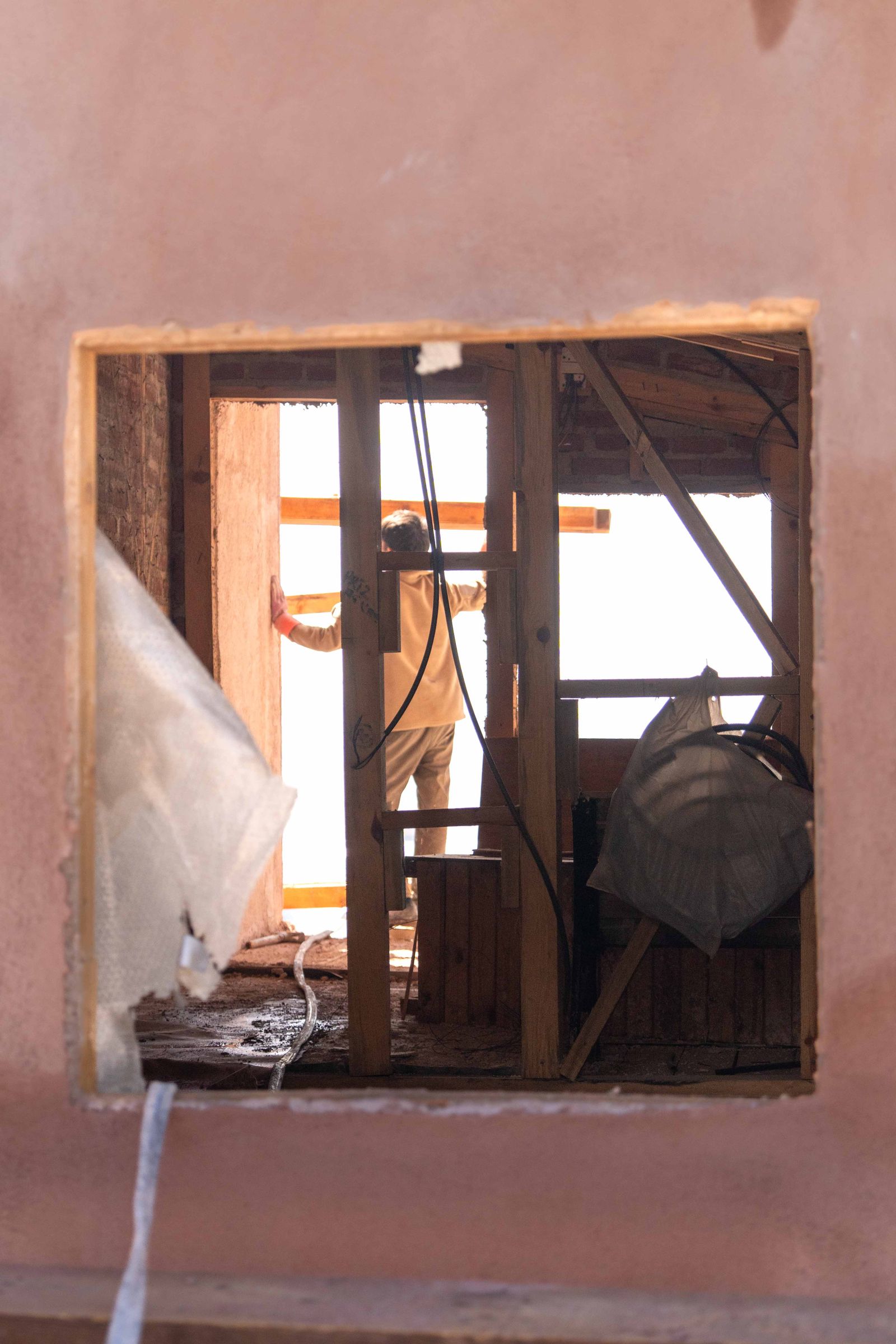 Ouvrier intervenant dans un appartement en cours de rénovation