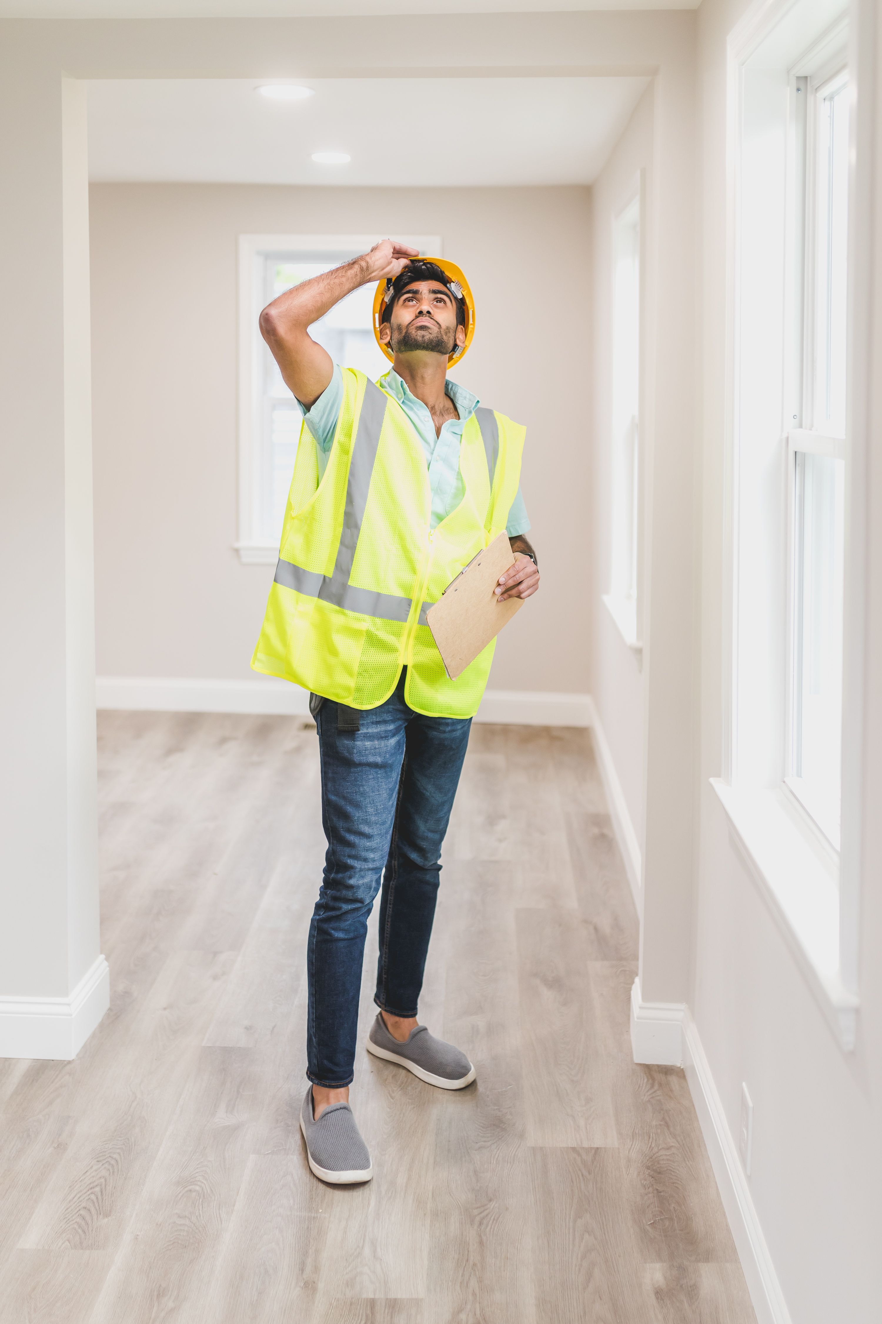 Professionnel inspectant l’intérieur d’un logement avant des travaux