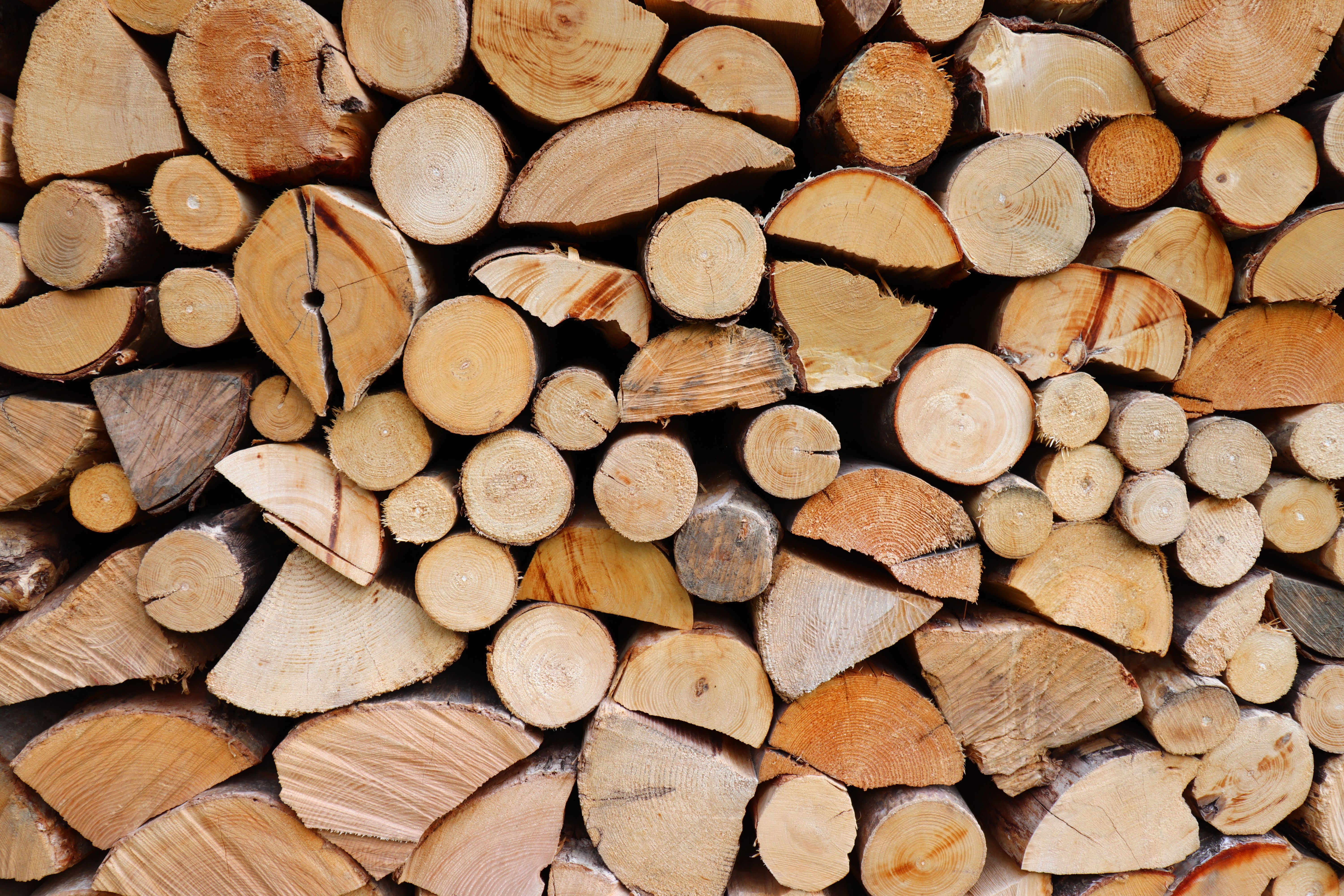 Bûches de bois empilées et prêtes à servir de combustible de chauffage