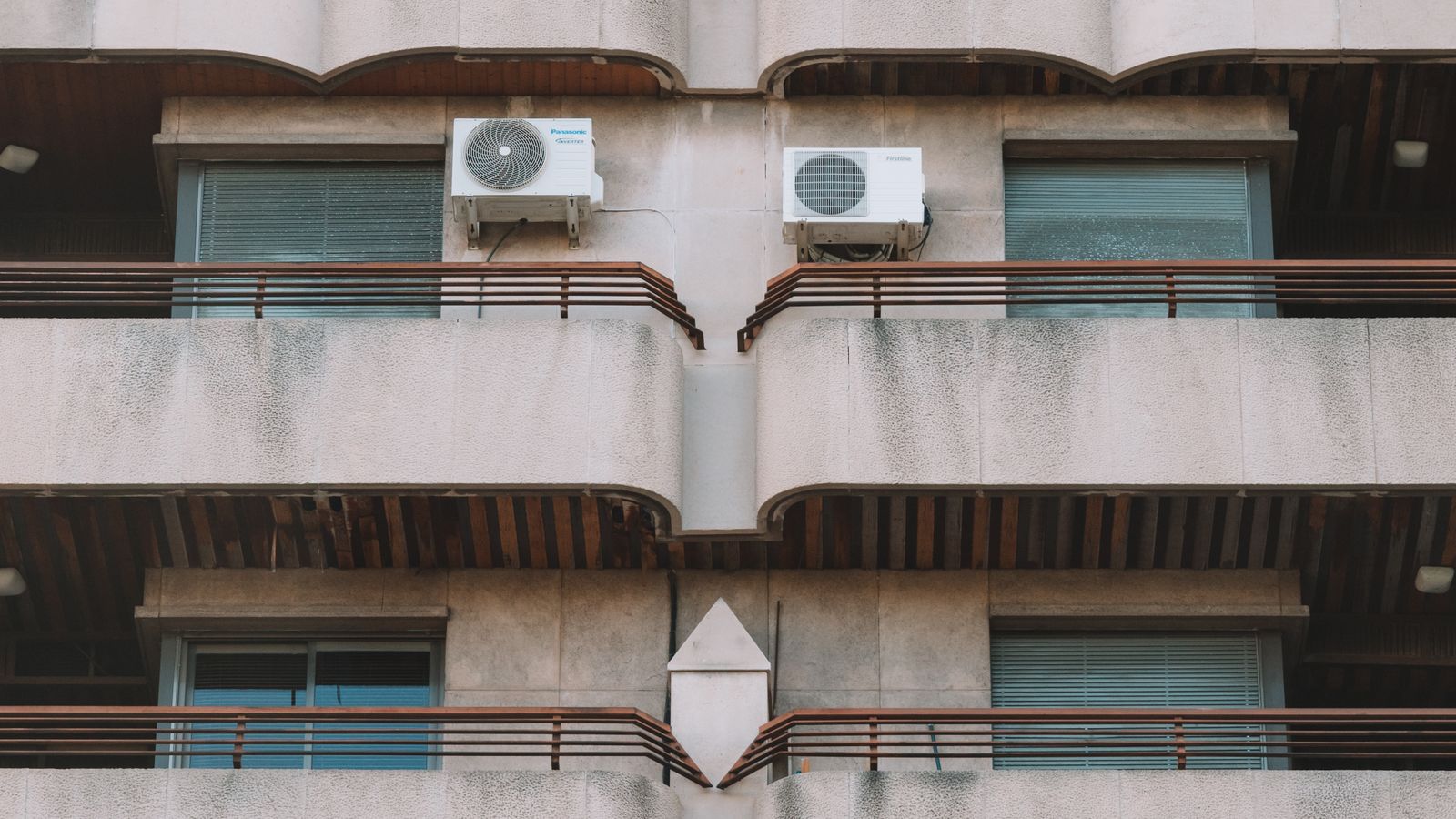 Façade d’un immeuble résidentiel équipée d’unités extérieures de climatisation