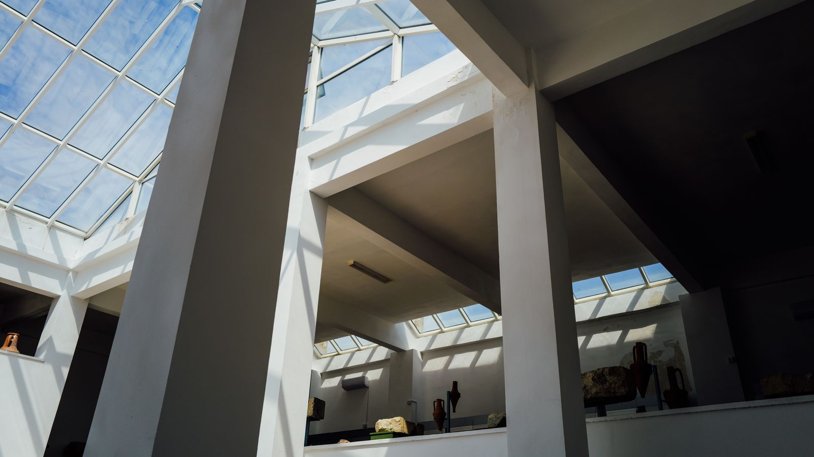Fenêtre de toit apportant de la lumière dans un intérieur sous toiture