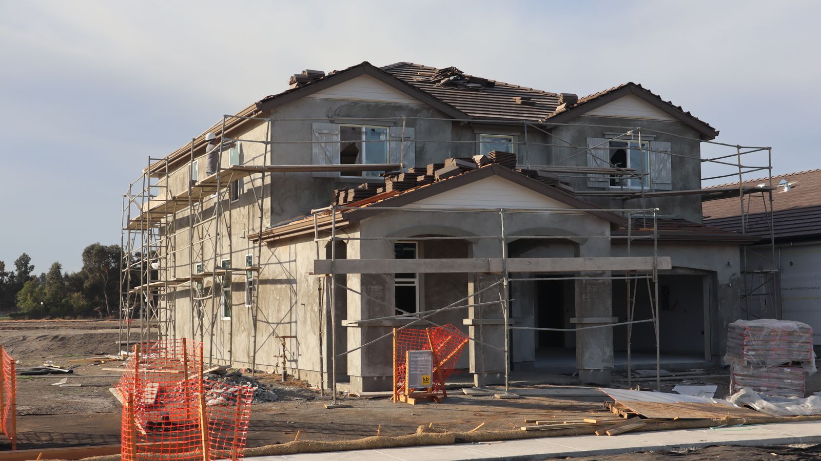 Maison à deux niveaux en chantier avec échafaudage le long de la façade
