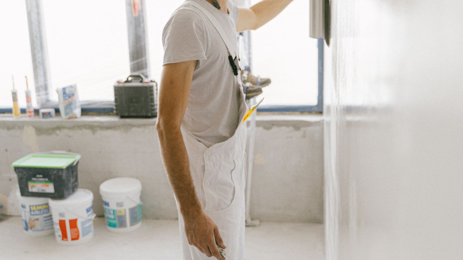 Artisans préparant un mur intérieur avant des travaux d’isolation