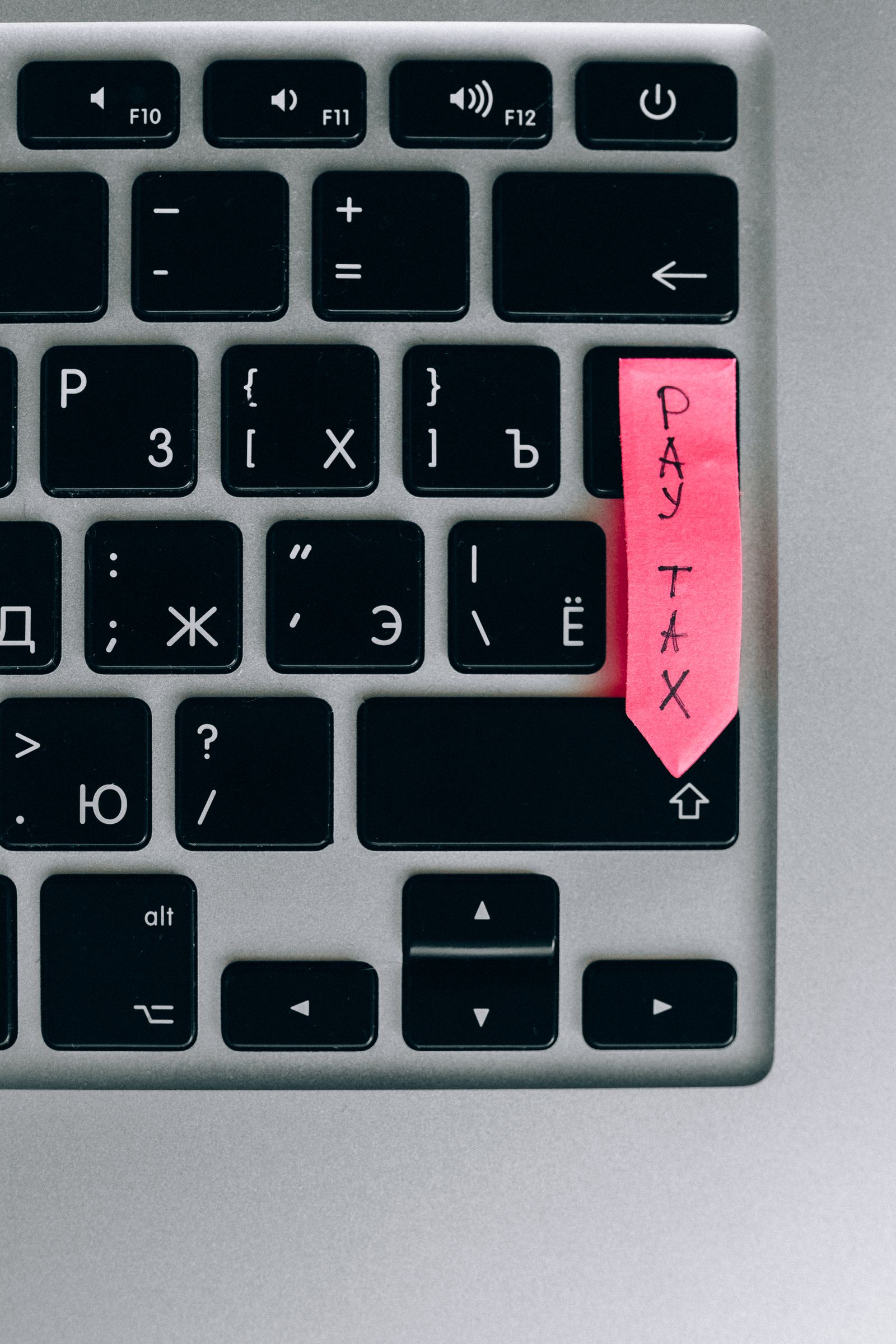 Rappel de paiement des impôts posé sur le clavier d’un ordinateur portable