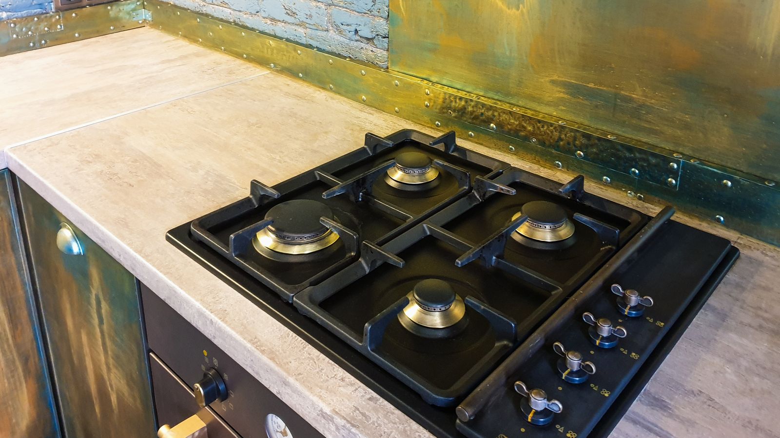 Plaque de cuisson au gaz dans une cuisine