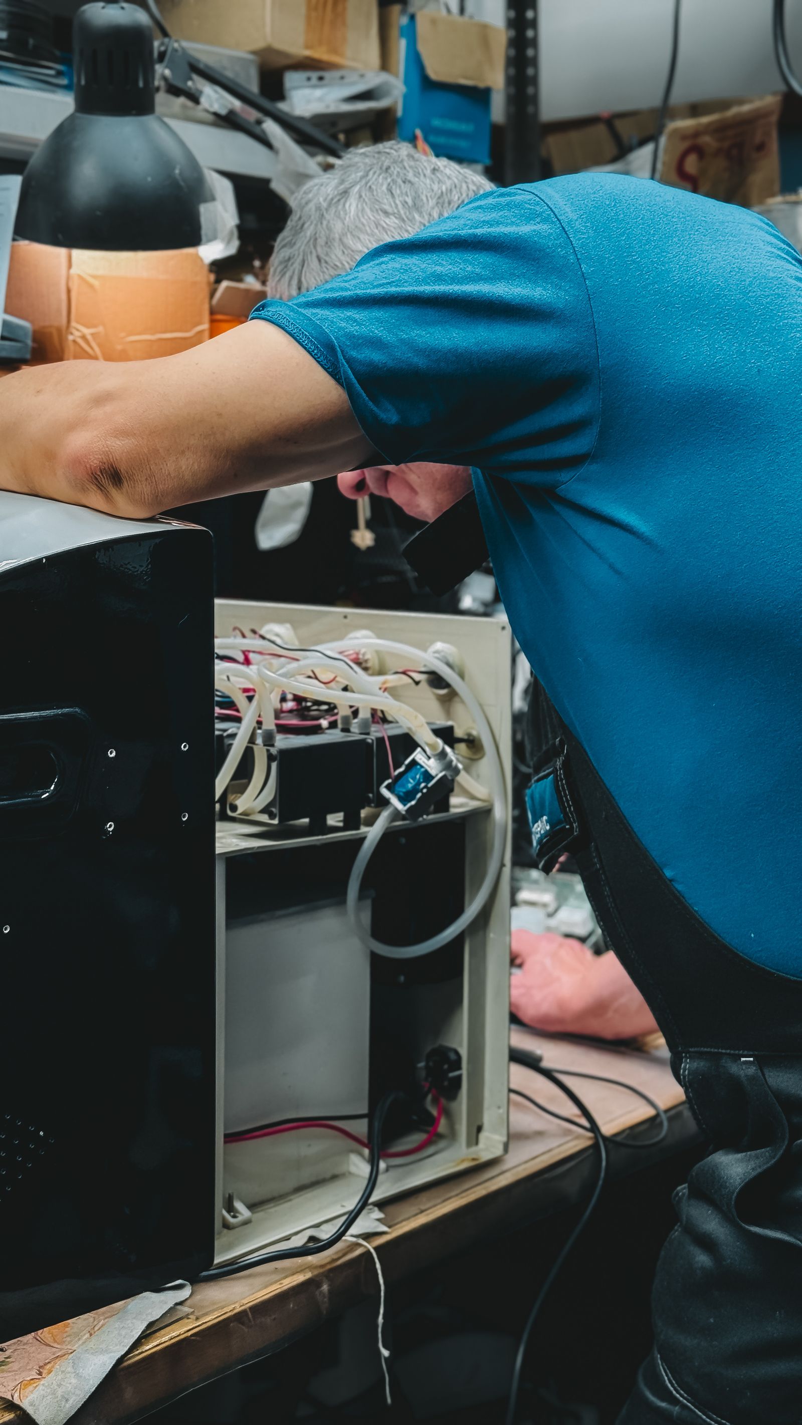 Technicien entretenant un équipement de chauffage dans un atelier