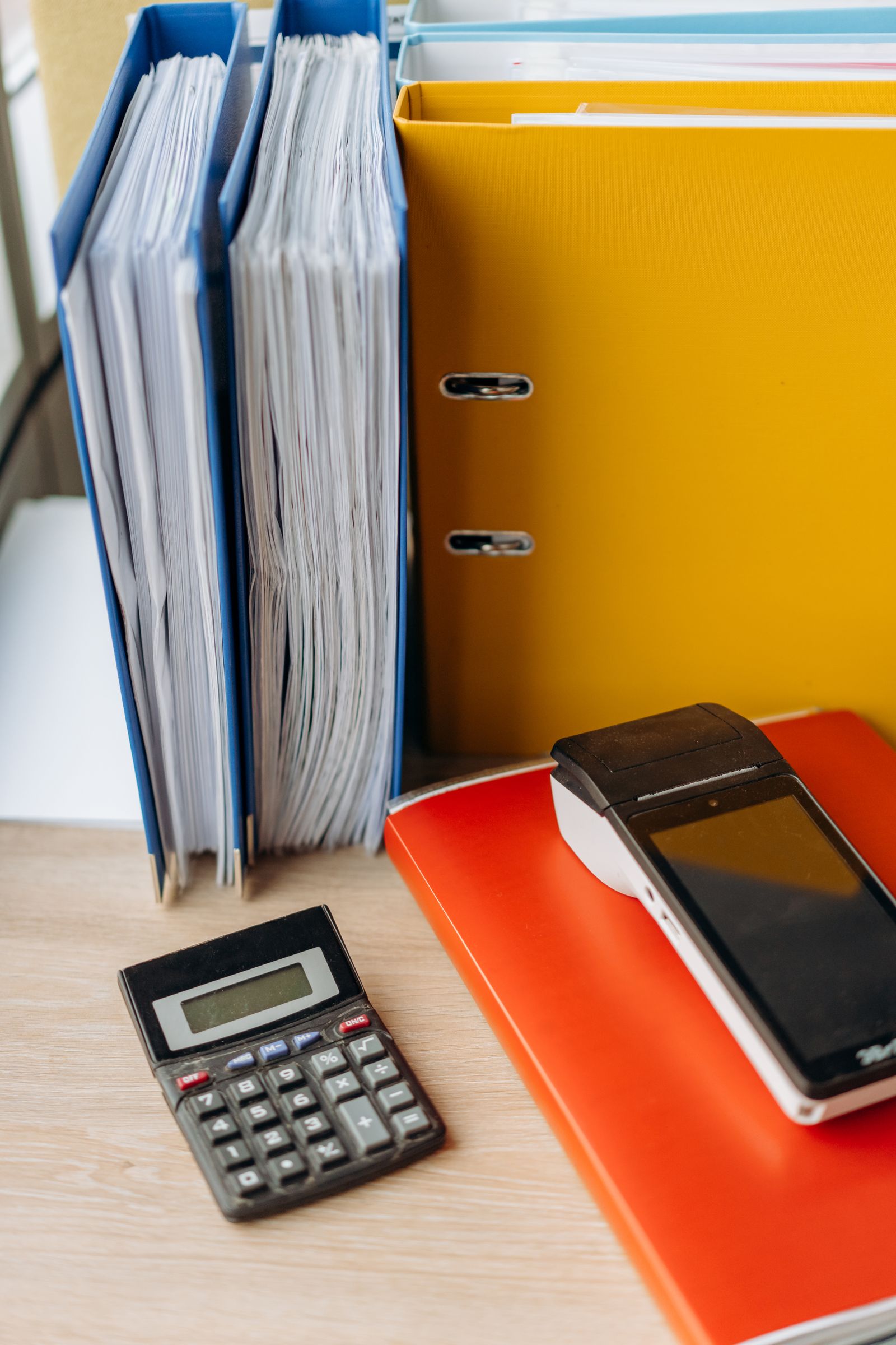Calculatrice et documents immobiliers posés sur une table
