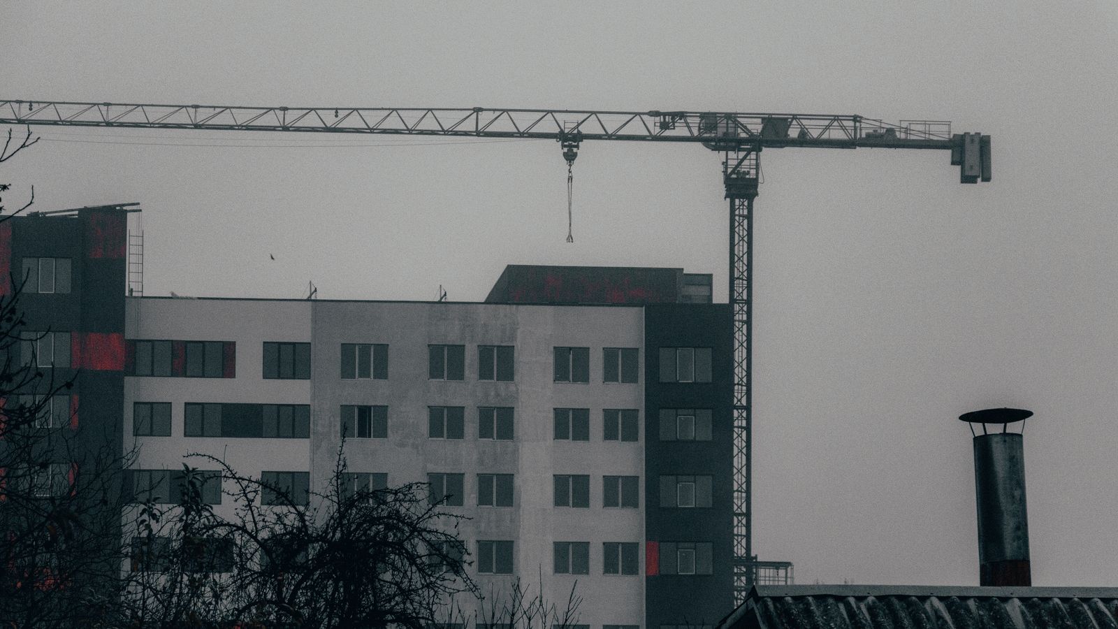 Immeuble résidentiel en construction avec une grue