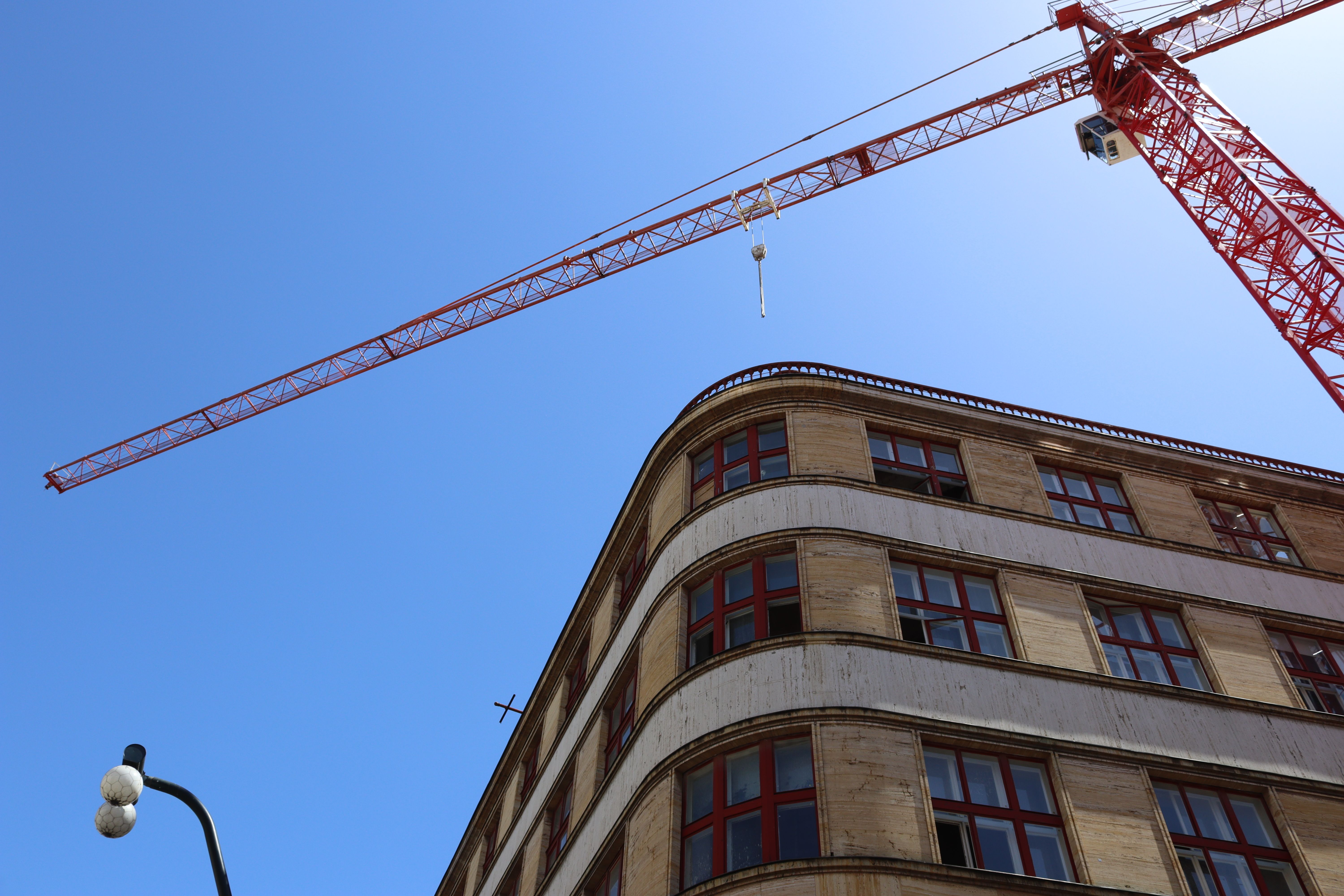 Grue au-dessus d’un immeuble résidentiel en construction
