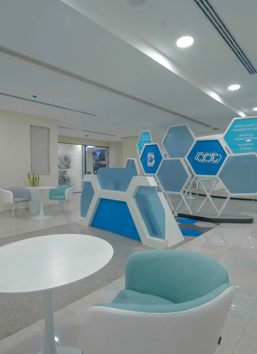 Projection Mapping in Experience Centers: Turning Walls Into Communication Systems