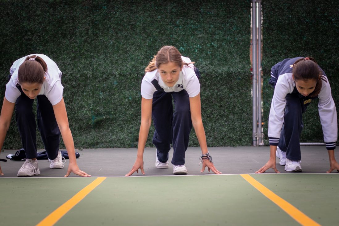 Alumnos de colegios de la Red en competencia de atletismo.