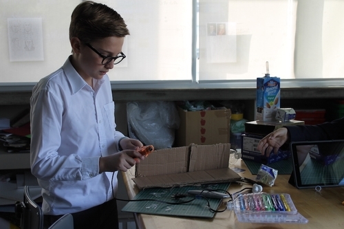 Alumno de secundaria aprendiendo sobre la tecnología y róbotica en Highlands México