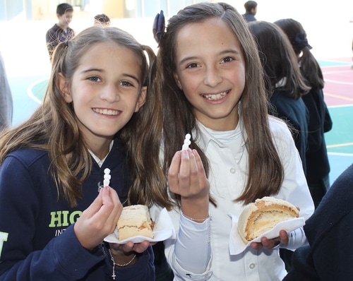 Alumnos de secundaria celebrando el Día de Muertos en colegio Highlands México
