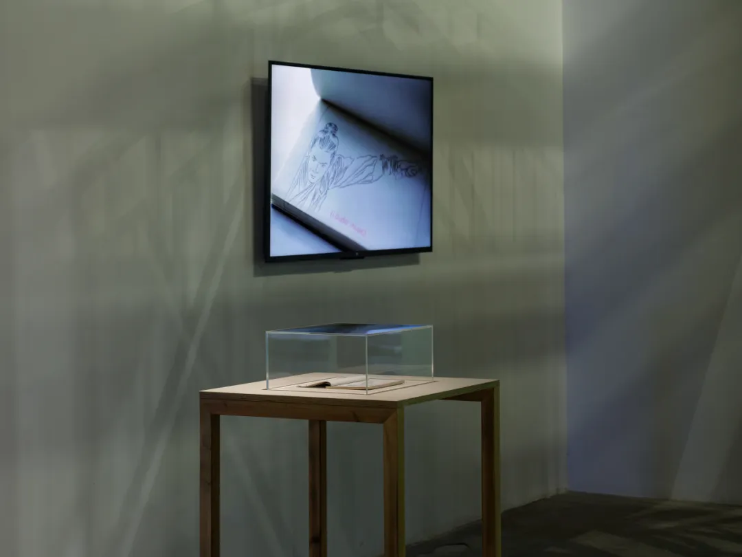 Boedi Widjaja, Tanpa Bayangan Mu, book and screen installed on a plinth