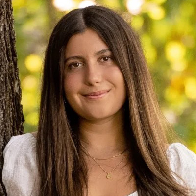 Eva’s professional headshot.