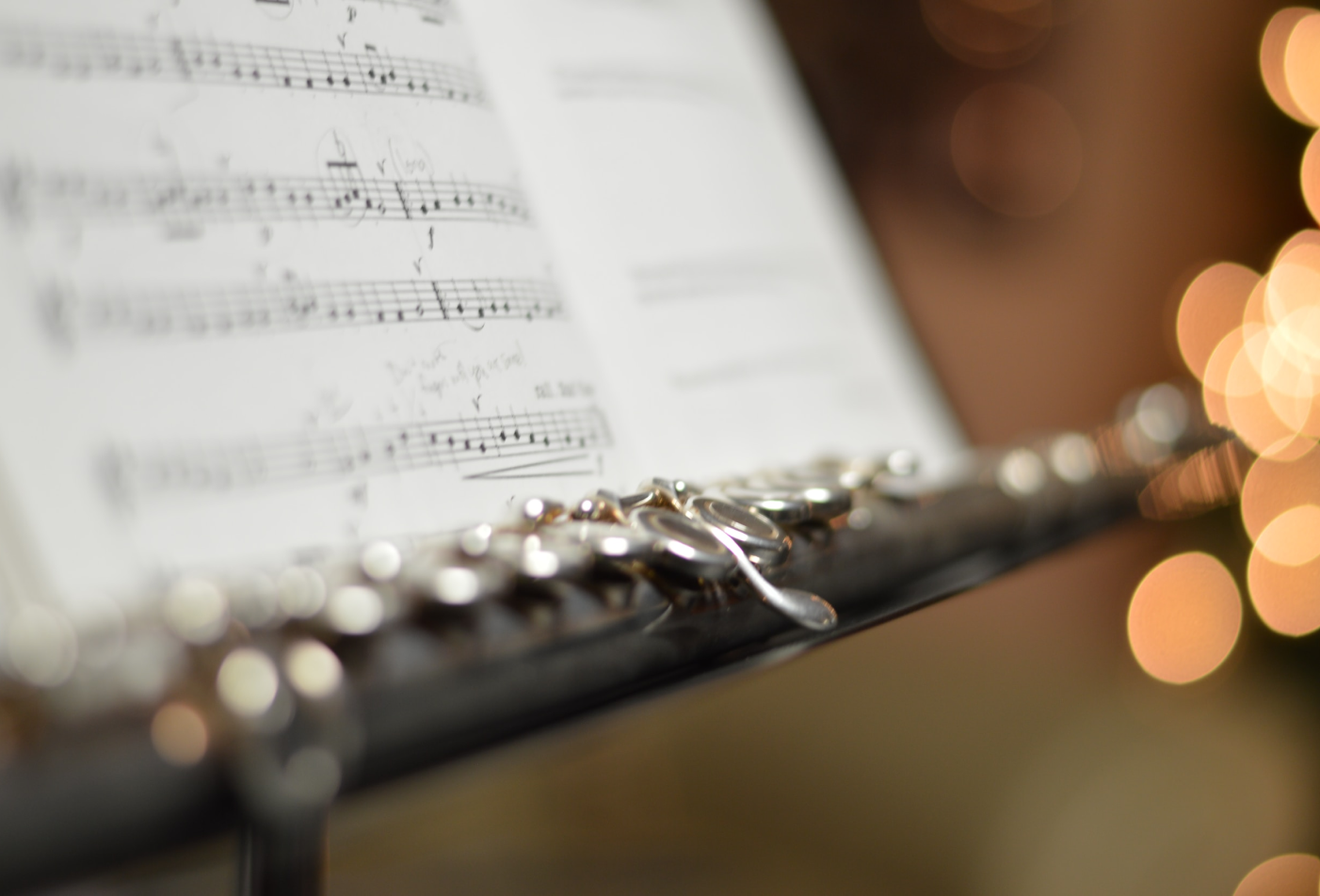 Flute next to musical notes.