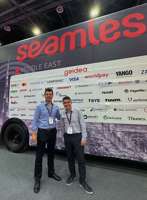 Photo of two Countly team members at Seamless Dubai 