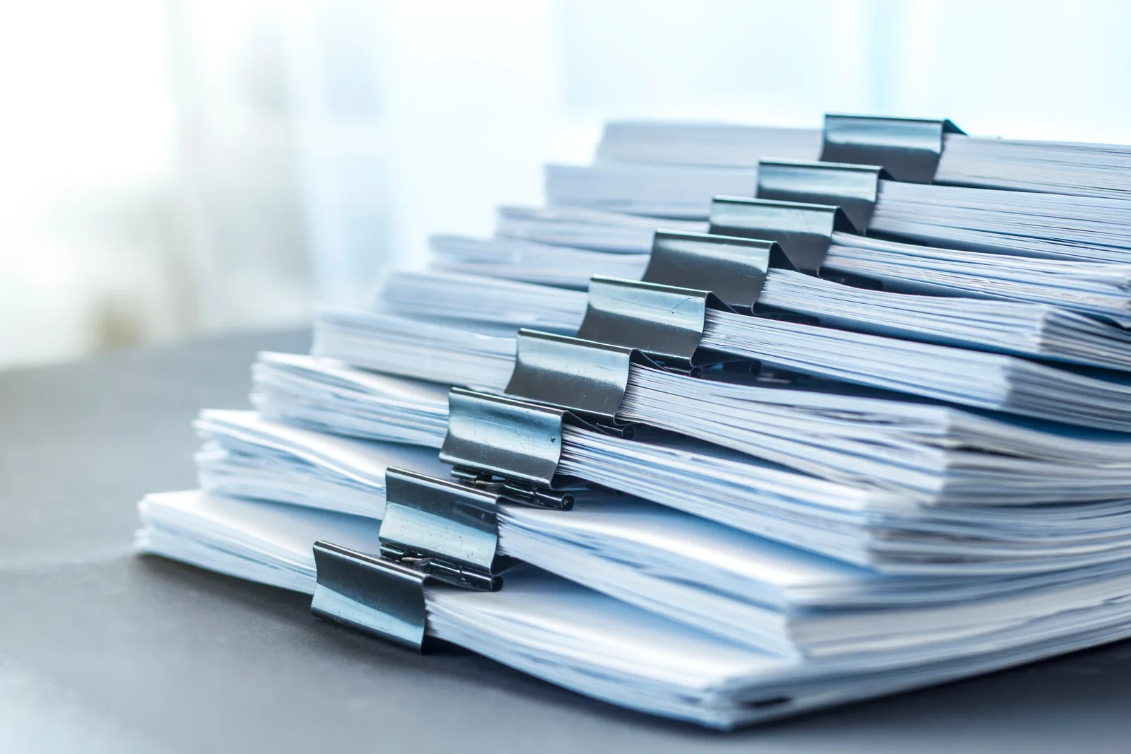 Pile de dossiers administratifs de procédures de fourrière