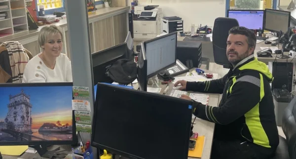 Sébastien et Marlène Peuvrel dans les bureaux de la société AACE, à Saint-Malo