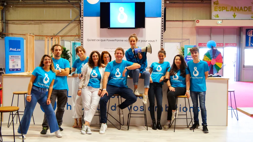 L'équipe PowerPanne sur son stand de salon
