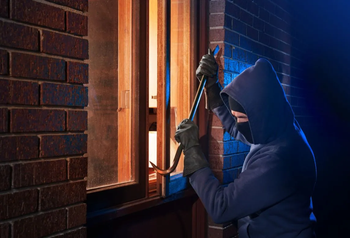 Einbrecher dringen oft über die Fenster ins Haus ein. Beim Hausbau können Bauherren und -herrinnen direkt auf einbruchsichere Fenster setzen.
