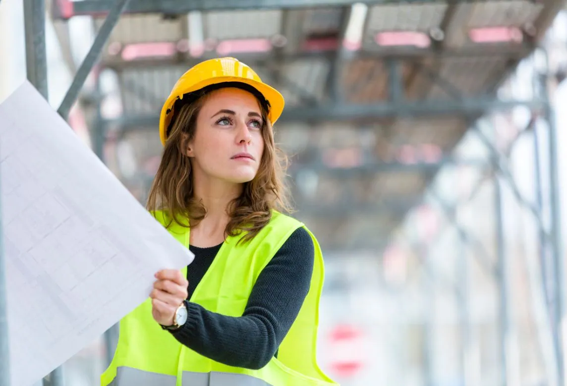 Die Bauleitung sorgt für den reibungslosen Ablauf auf der Baustelle. Dabei übernimmt sie die Verantwortung für Baumängel und Co.