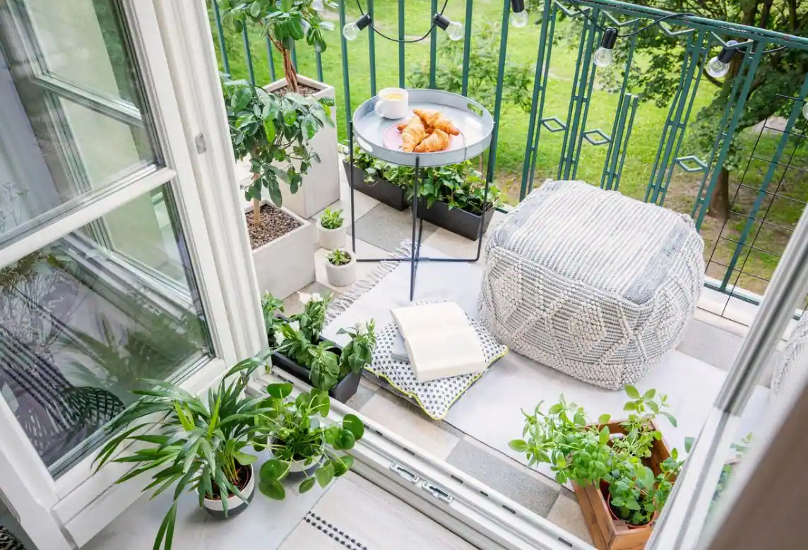 Mithilfe eines Balkons können sich Bauherren auch ohne Garten die Natur ins Haus holen.
