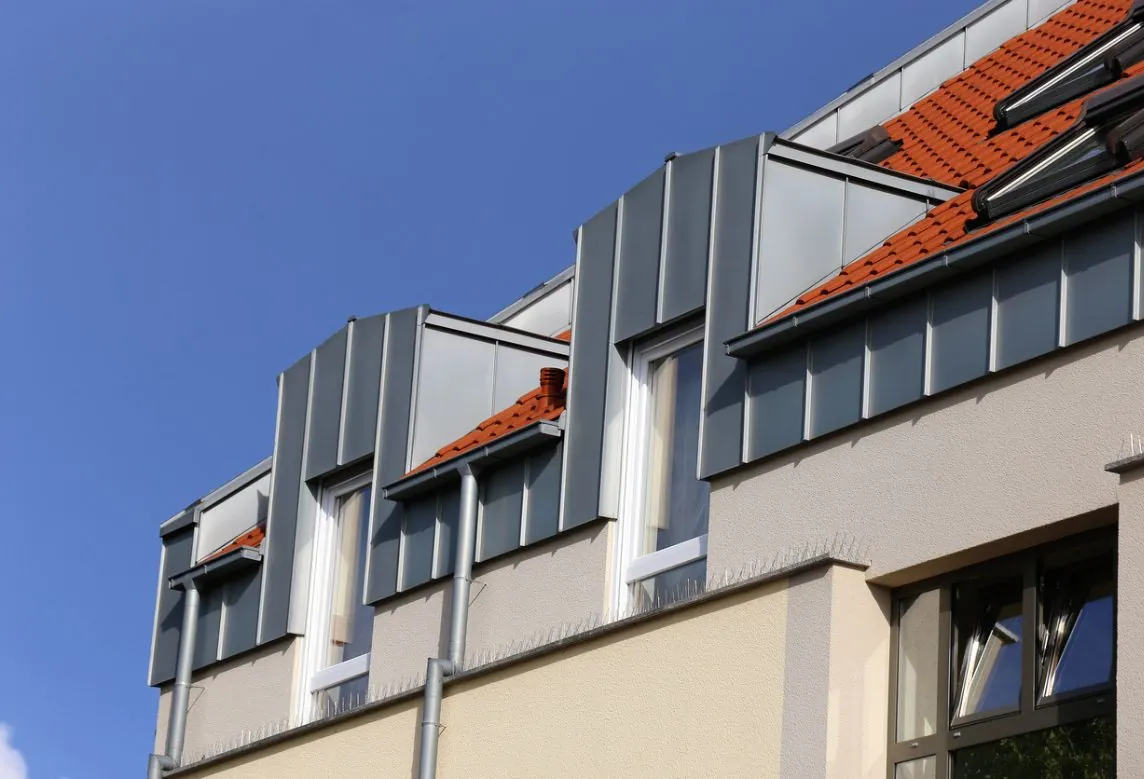 Eine Dachgaube bietet viele Vorteile für das Eigenheim: Der zusätzliche Gewinn an Licht und Wohnraum ist für viele das Argument für eine Gaube im Dach.
