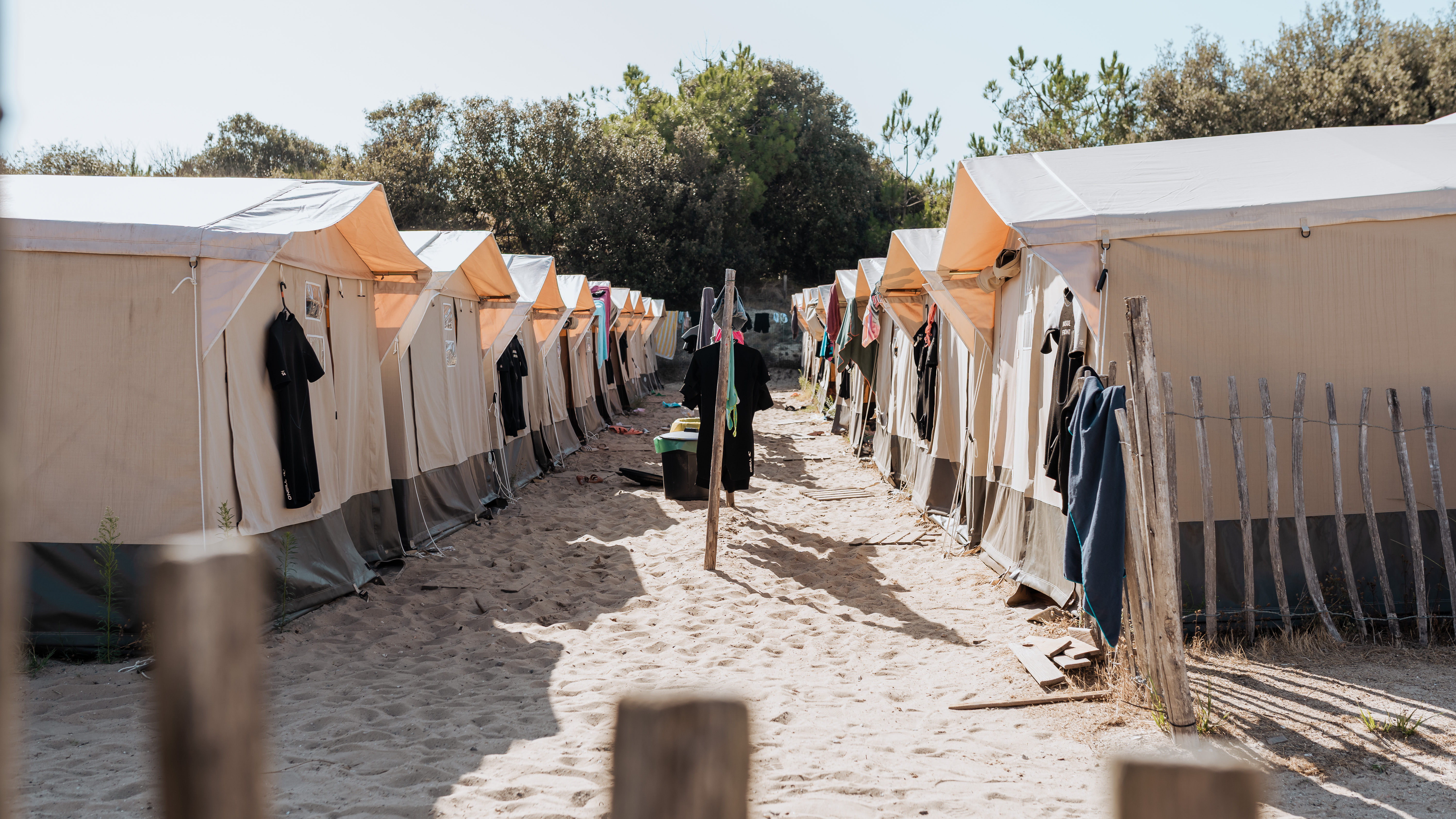 Junior surfkamp Le Pin Sec - tentenrij op de camping