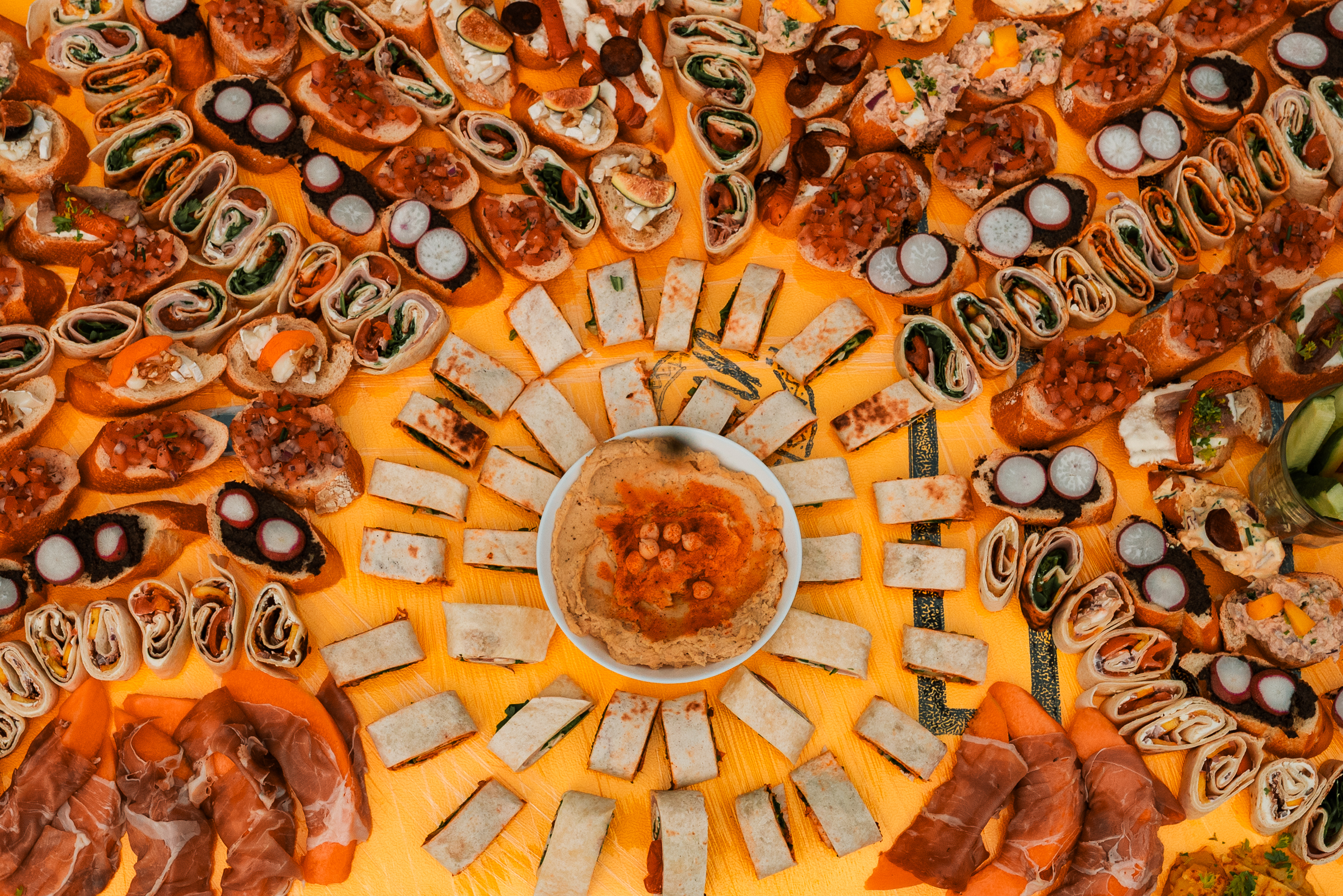 Zarautz family - tapasplateau met broodjes en hummus