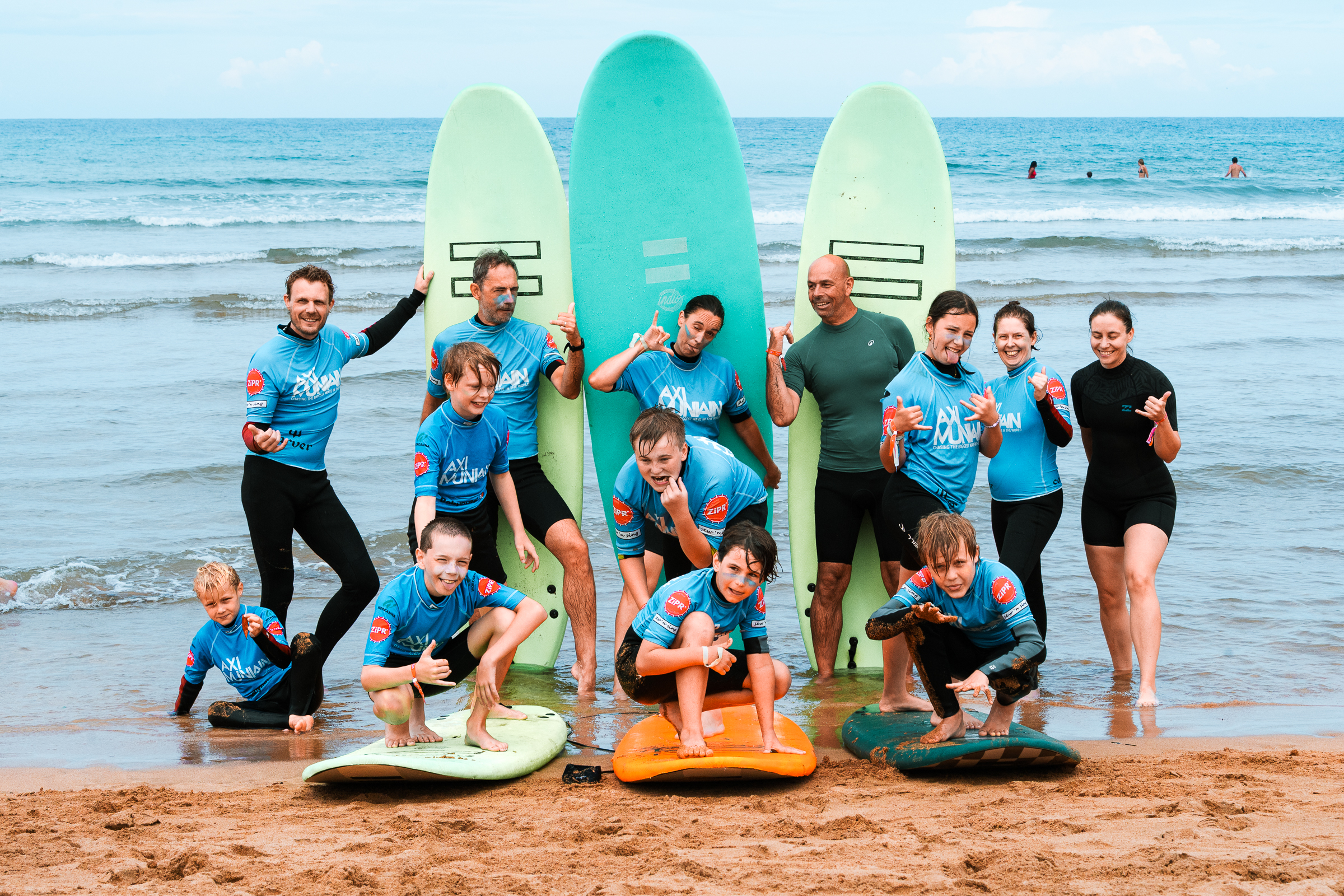Zarautz family - groep met mintgroene surfboards