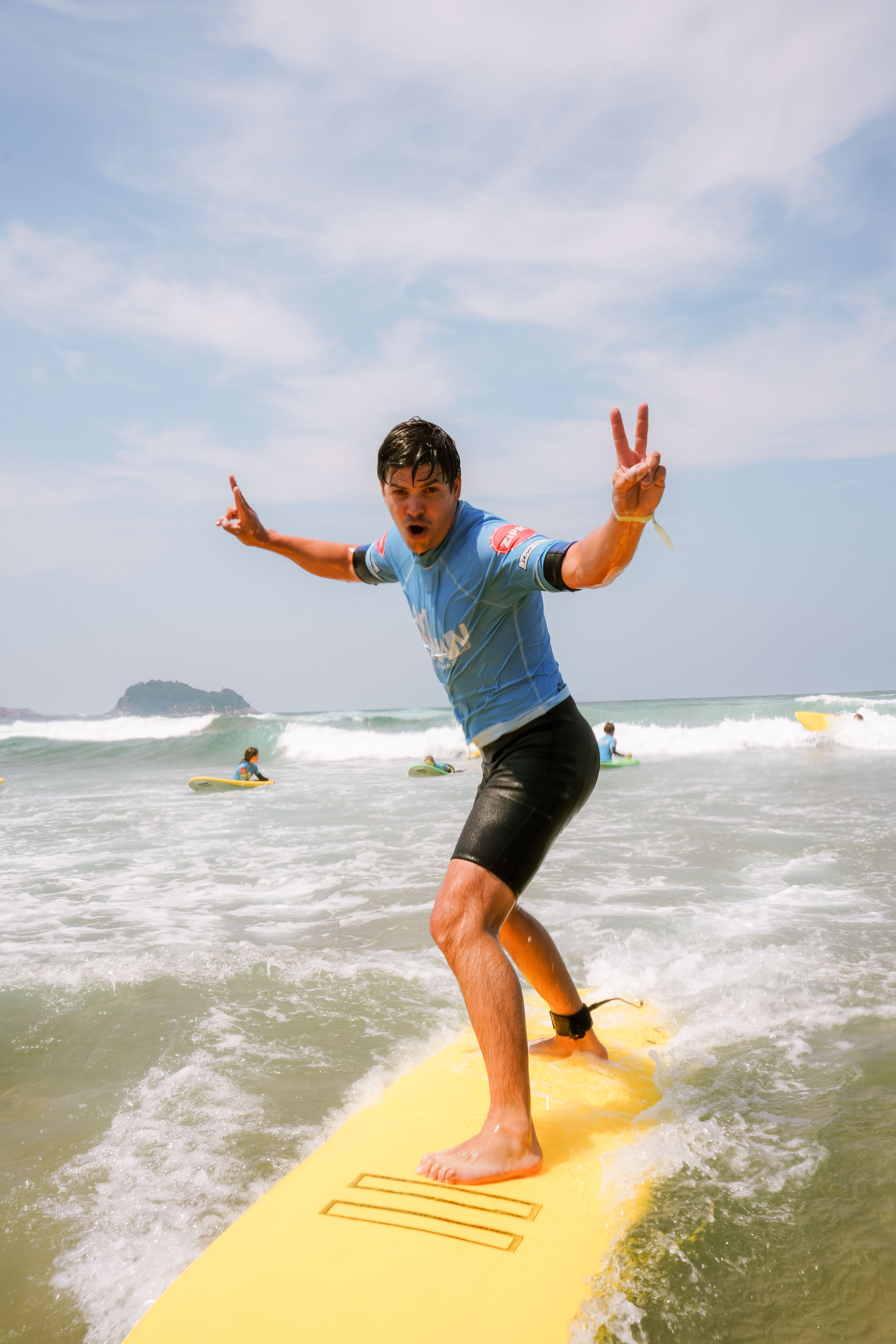 Zarautz family - surfer met peace sign