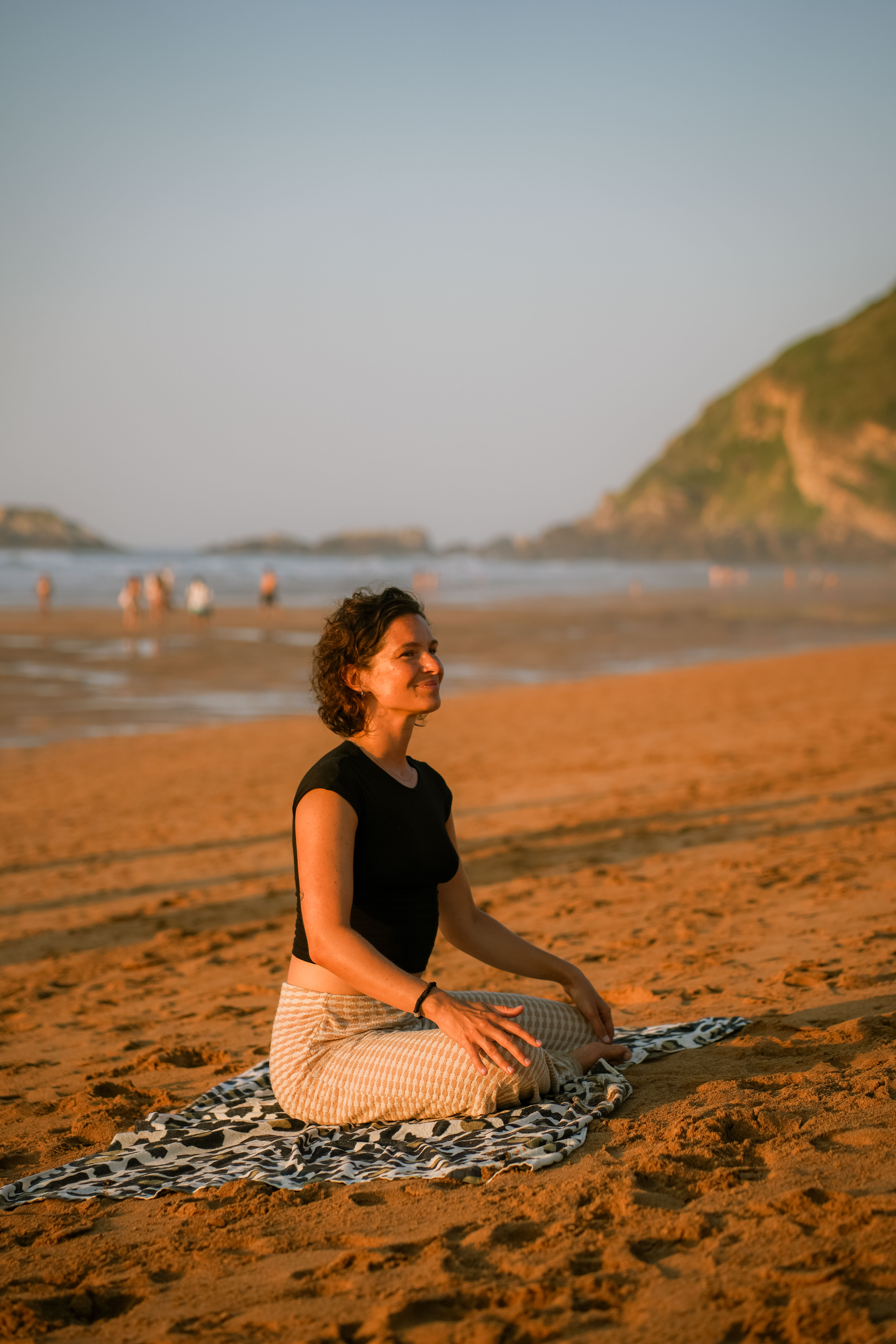 Zarautz family - yoga op het strand bij zonsondergang