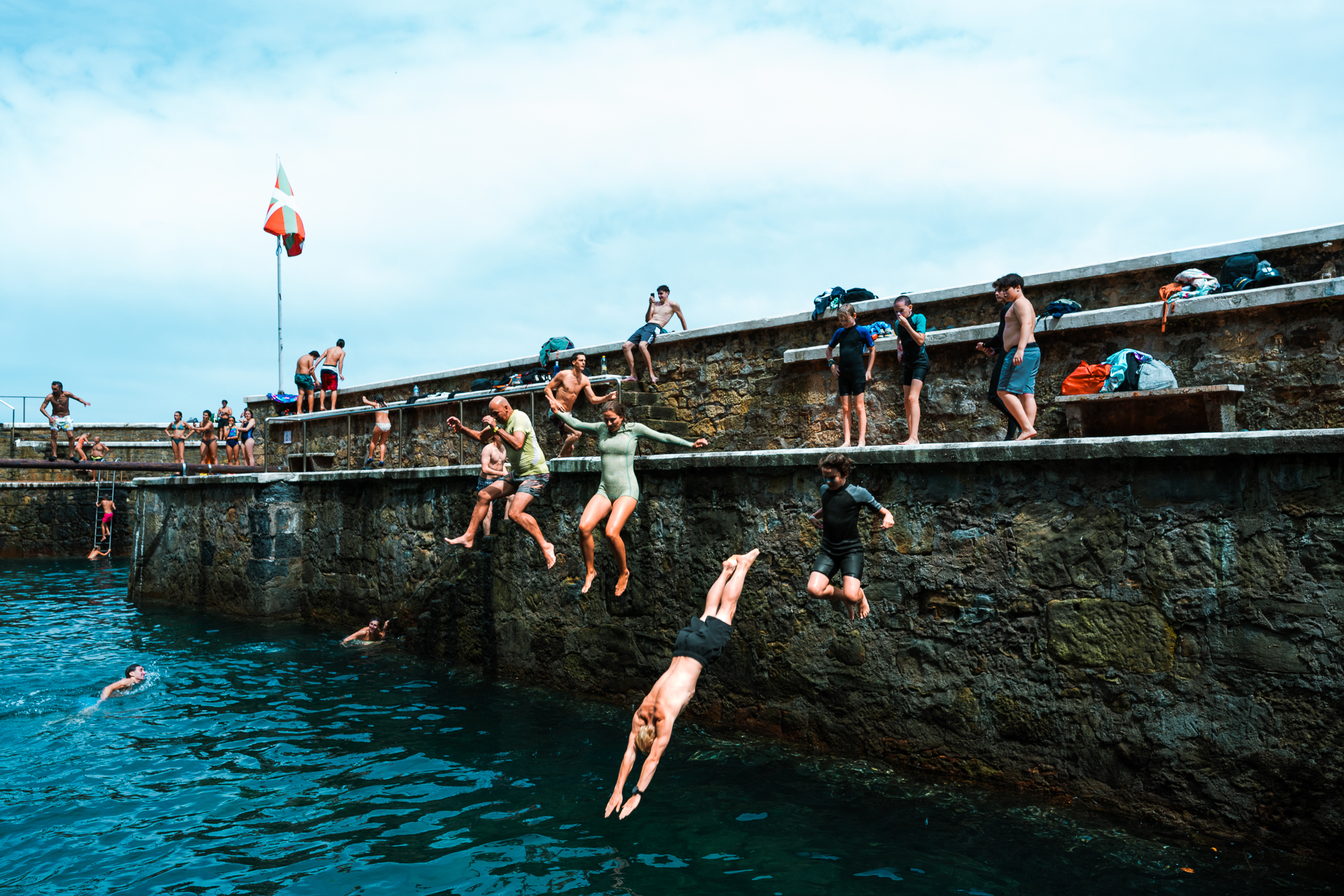 Zarautz family - cliffjumping van de pier