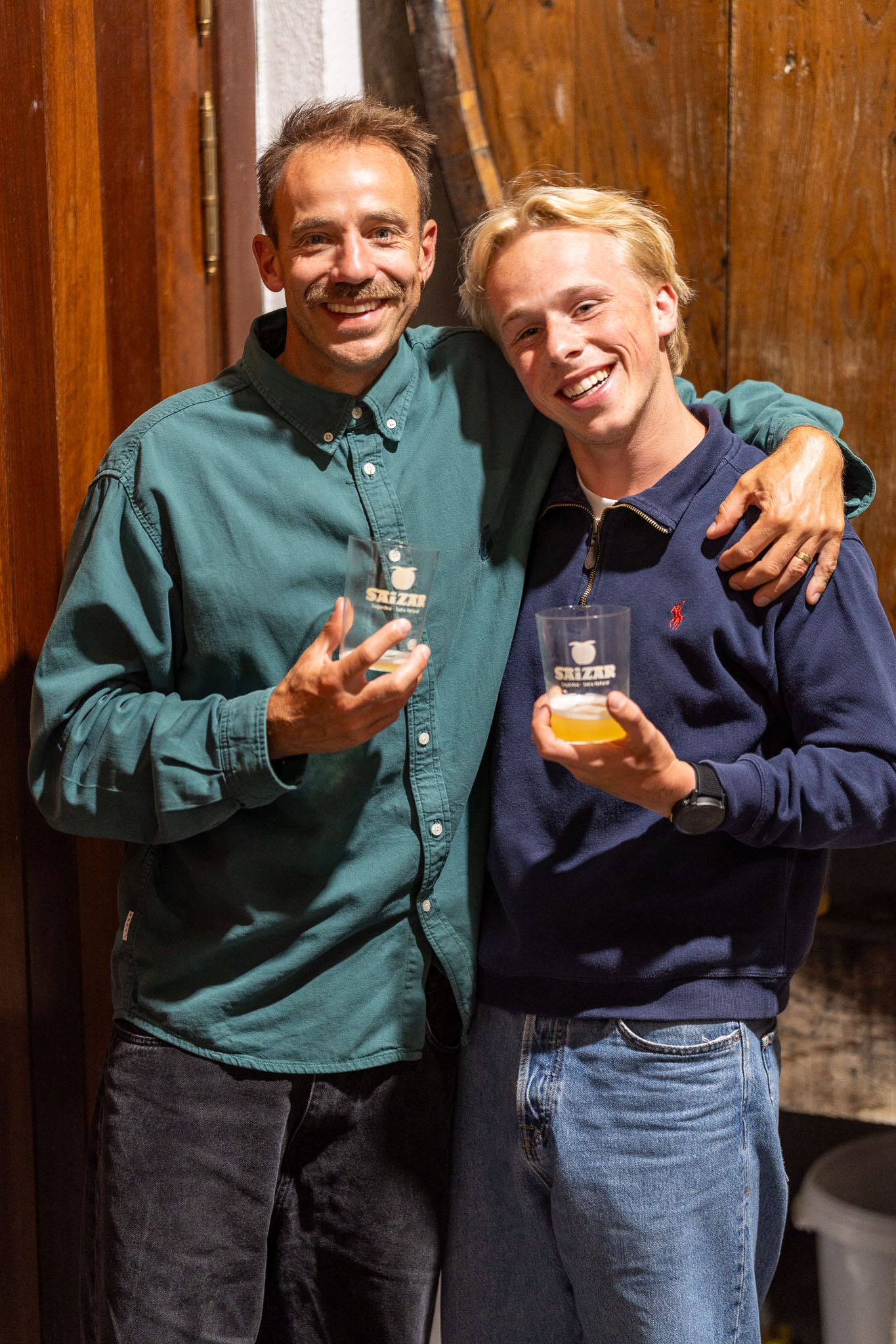 Zarautz family - mannen proosten met Saizar cider