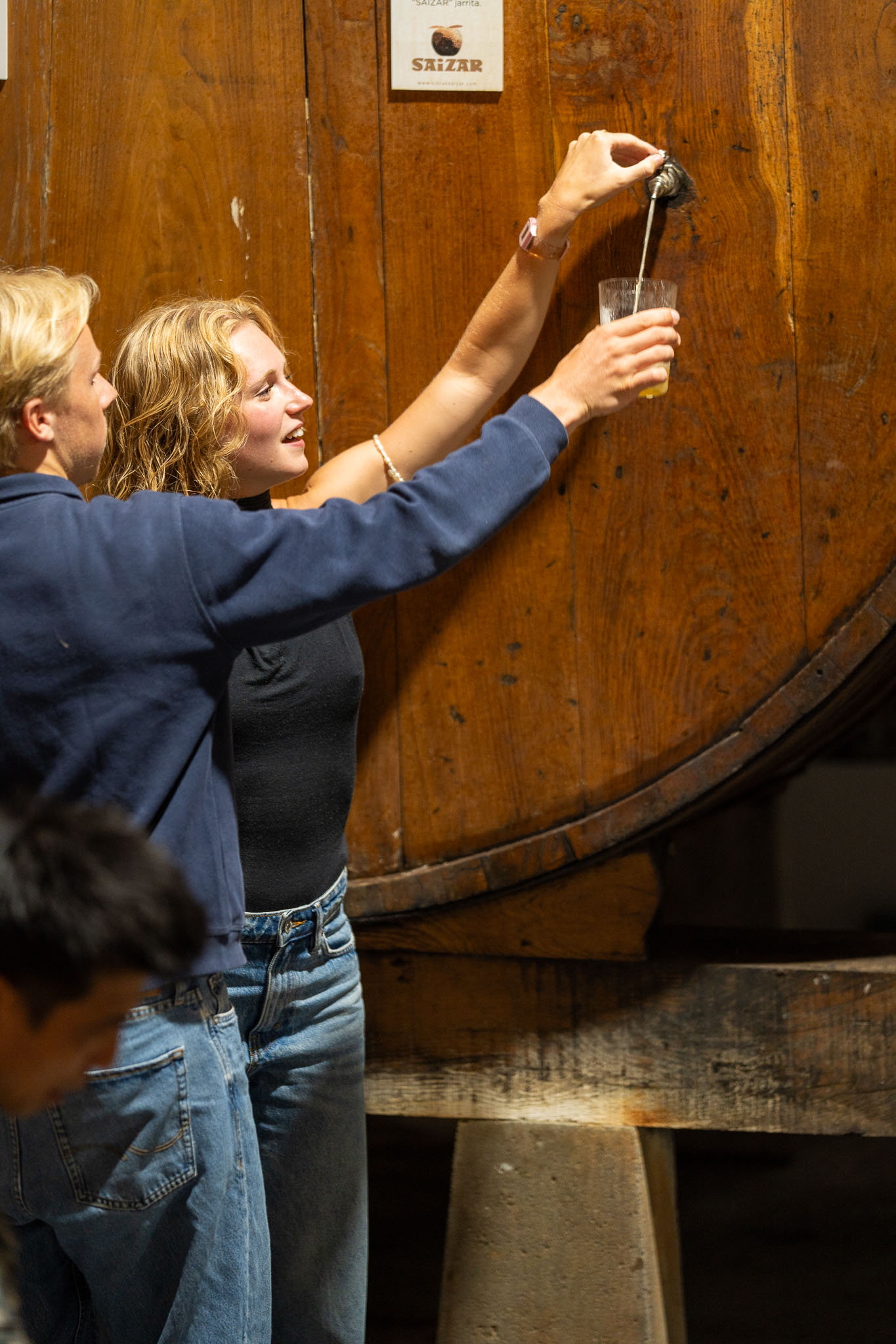Zarautz family - cider tappen uit het vat