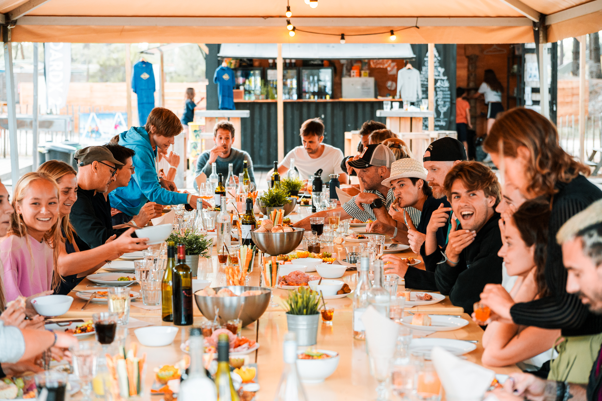 Montalivet family - groep aan tafel onder de tent