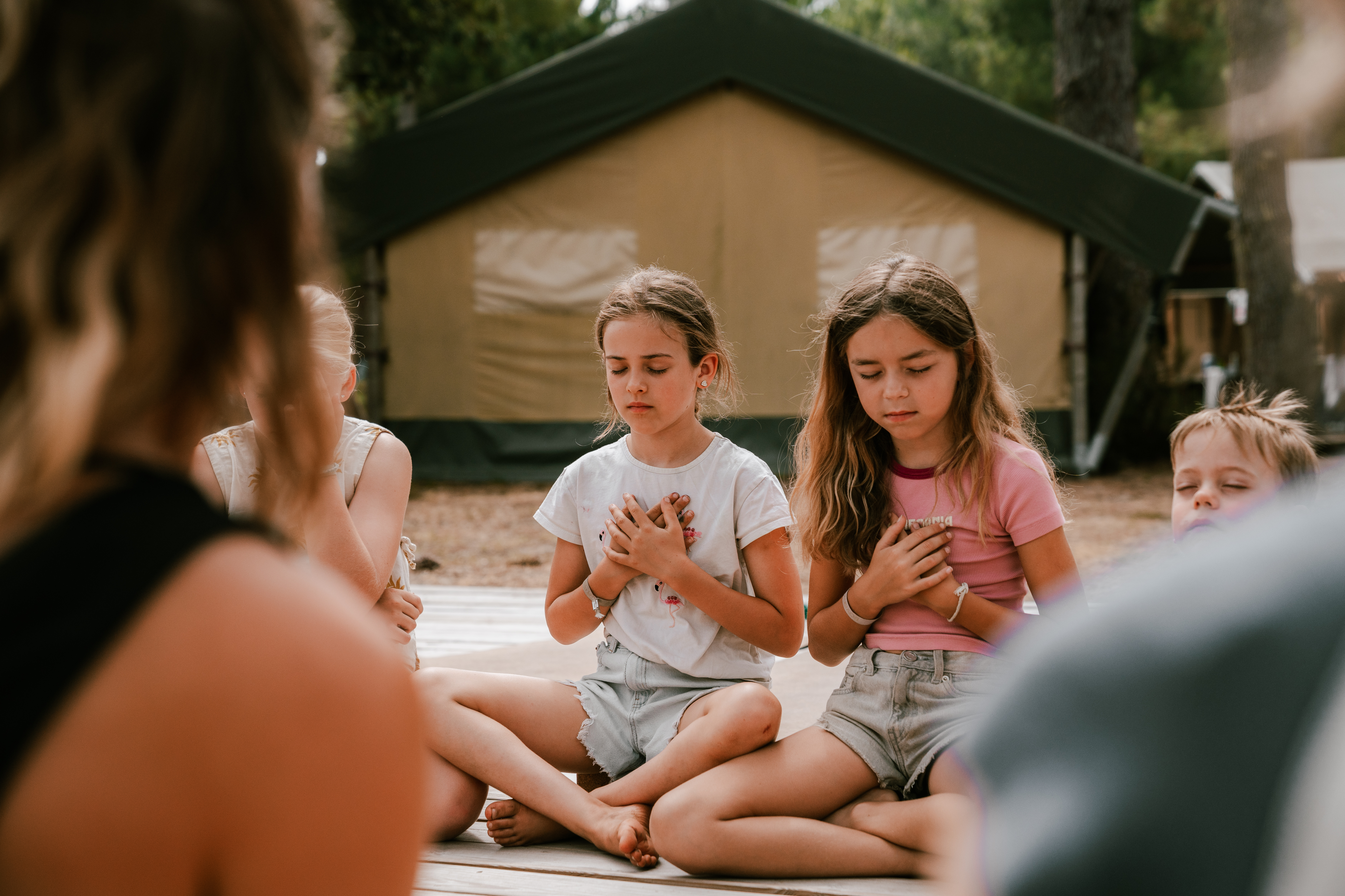 Montalivet family - meisjes meditatie