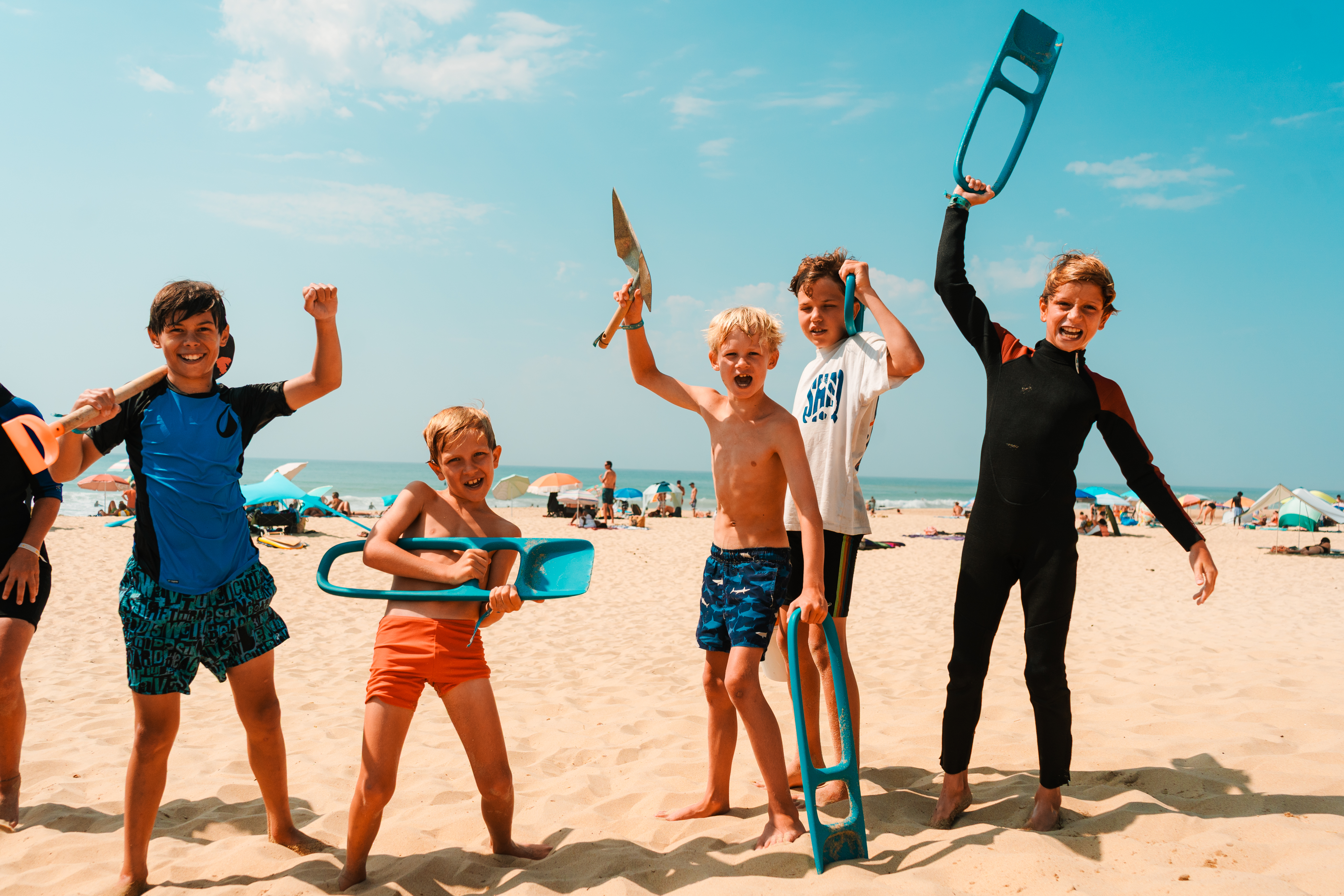 Montalivet family - jongens graven op het strand