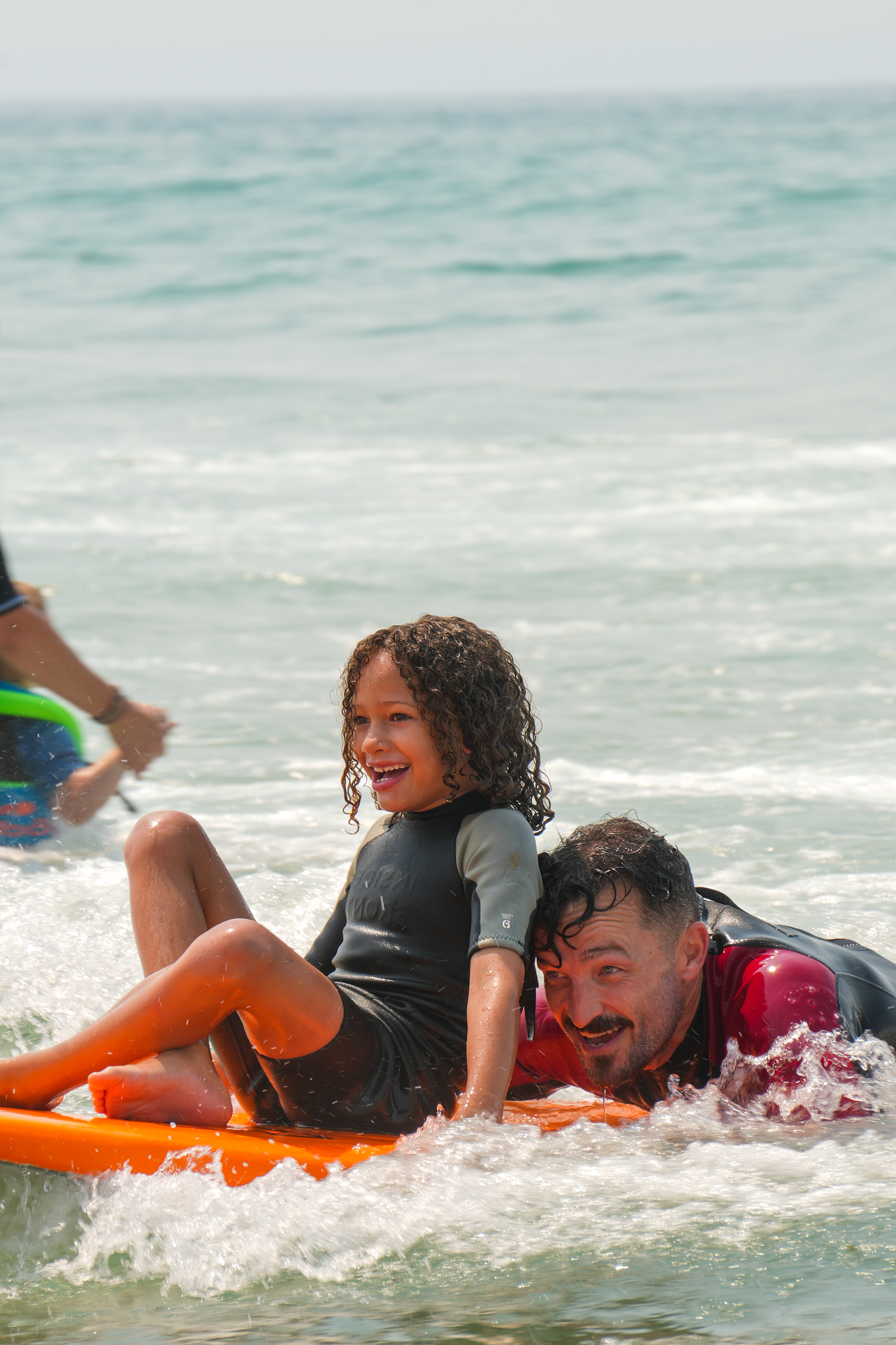 Vader en kind op oranje bodyboard