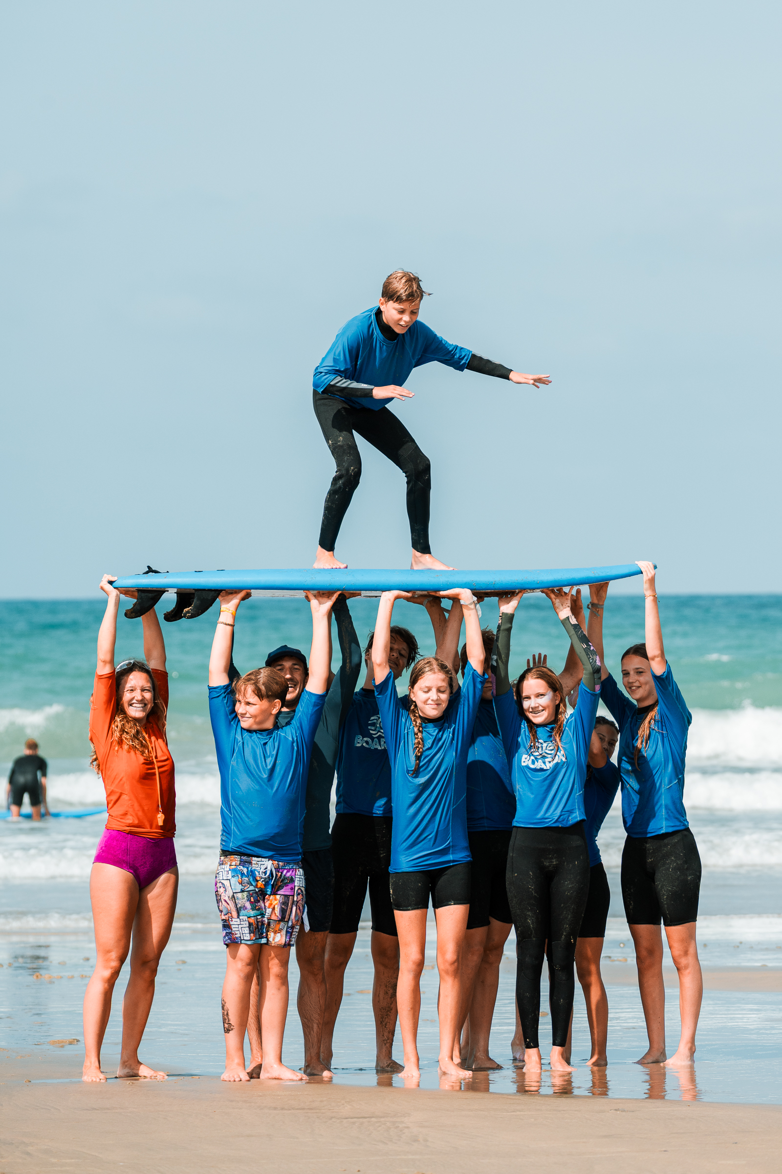 Groep houdt surfboard boven het hoofd